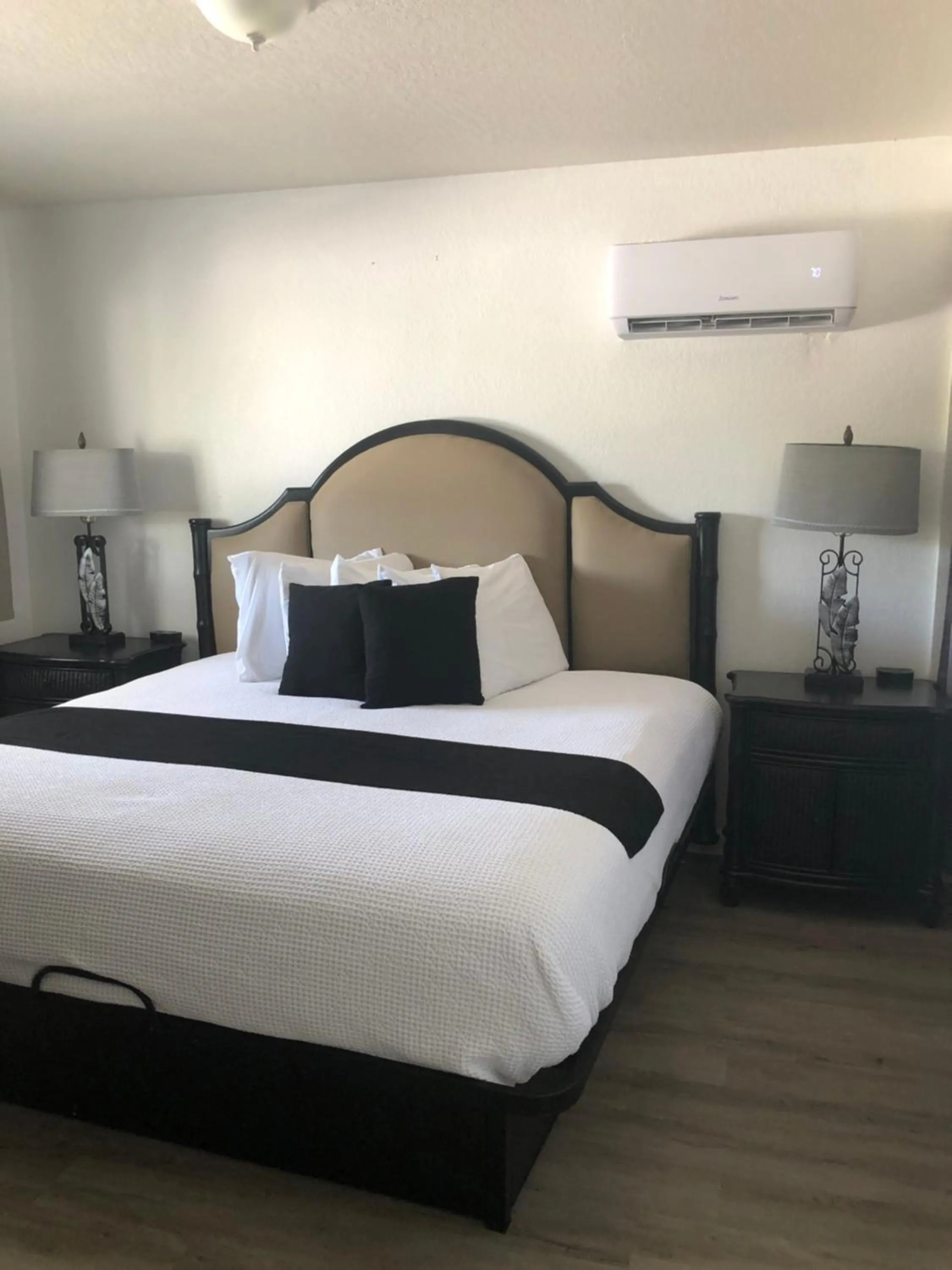 Bedroom, Bed in Holiday Isles Resort