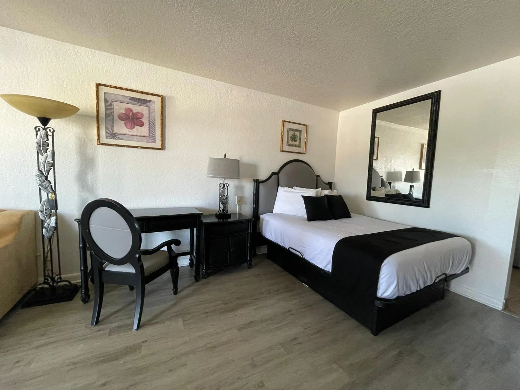 Photo of the whole room, Bed in Holiday Isles Resort