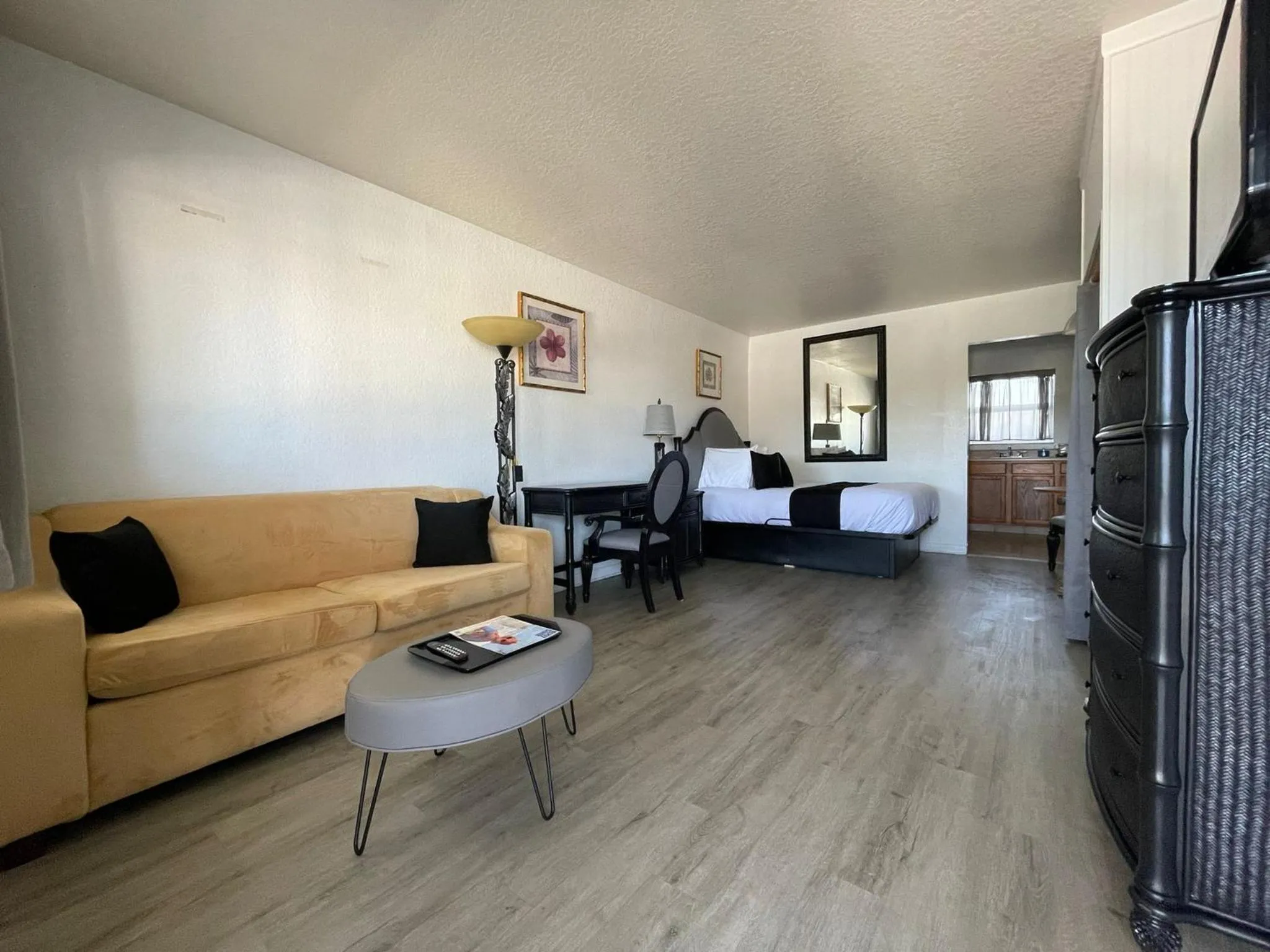 Dining area, Bed in Holiday Isles Resort
