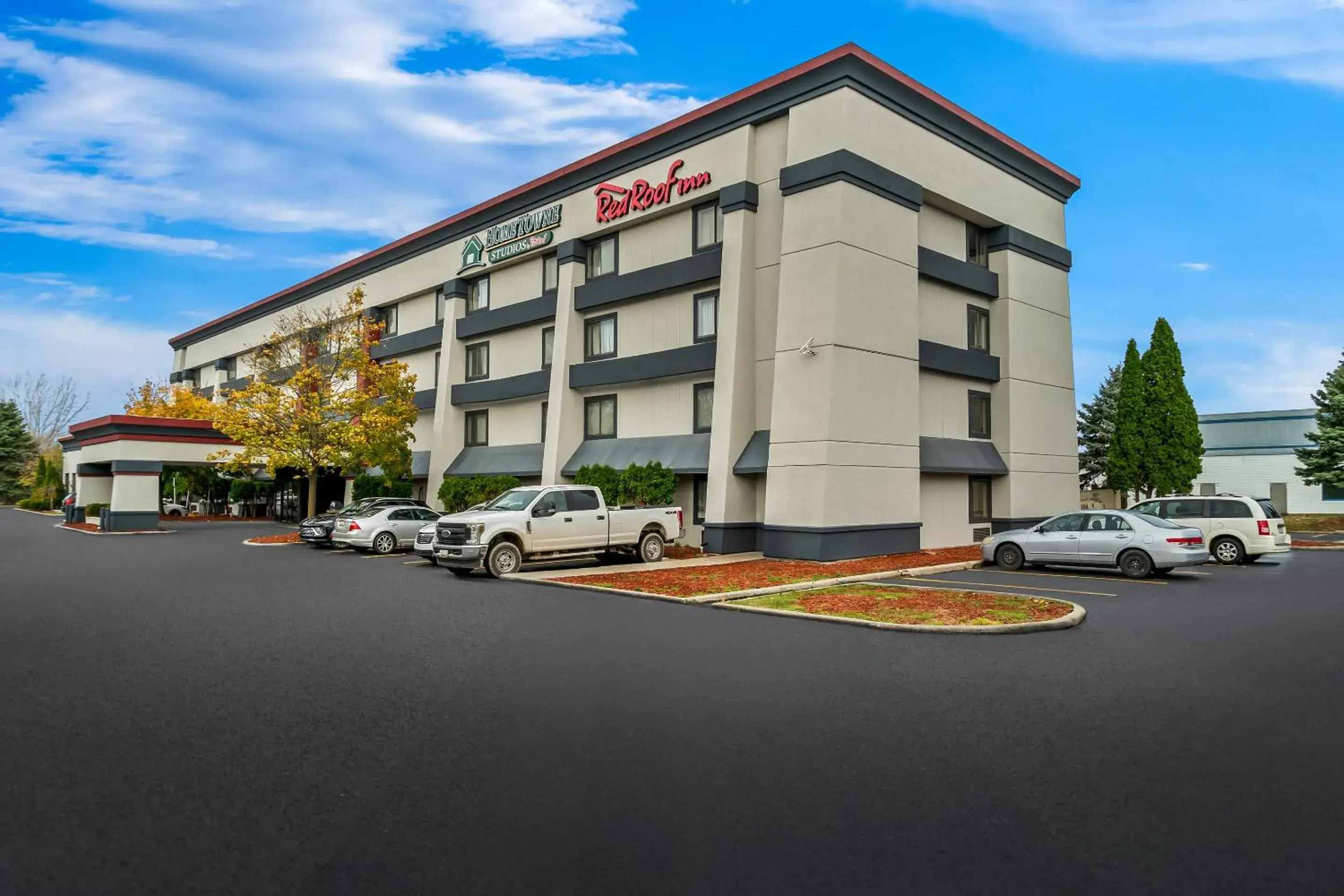 Property building in Red Roof Inn Flint Property building in Red Roof Inn Flint