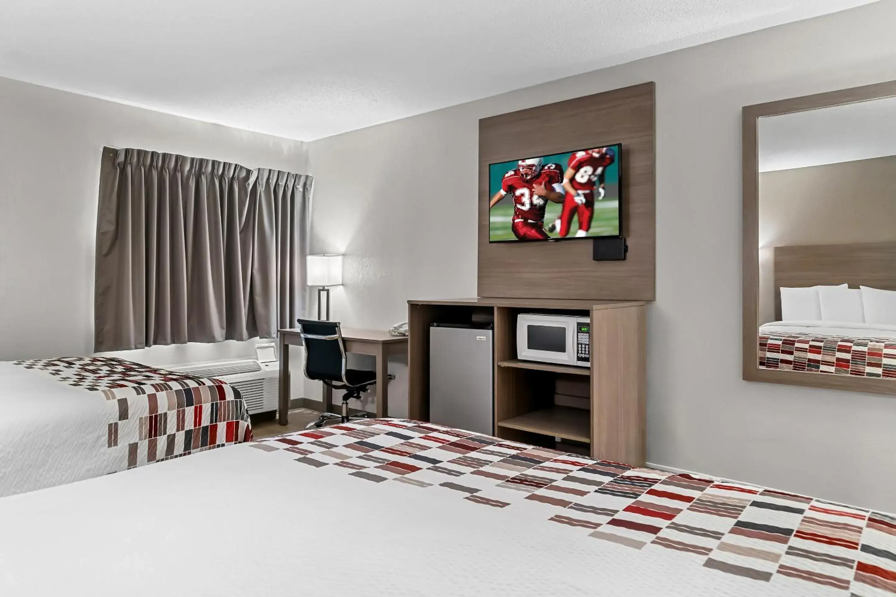 Bedroom, Bed in Red Roof Inn Flint Bedroom, Bed in Red Roof Inn Flint