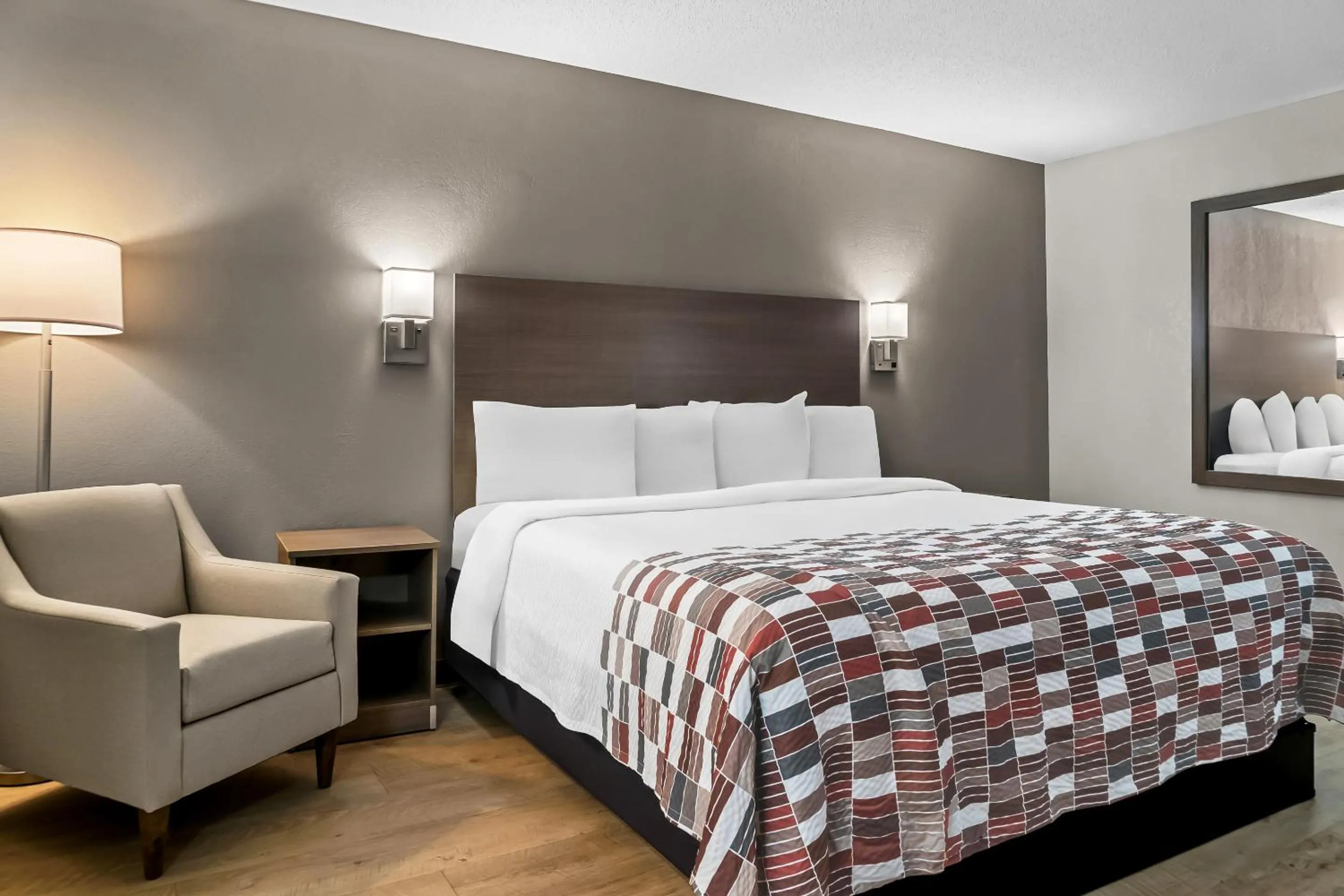 Deluxe King Room Non-Smoking in Red Roof Inn Flint