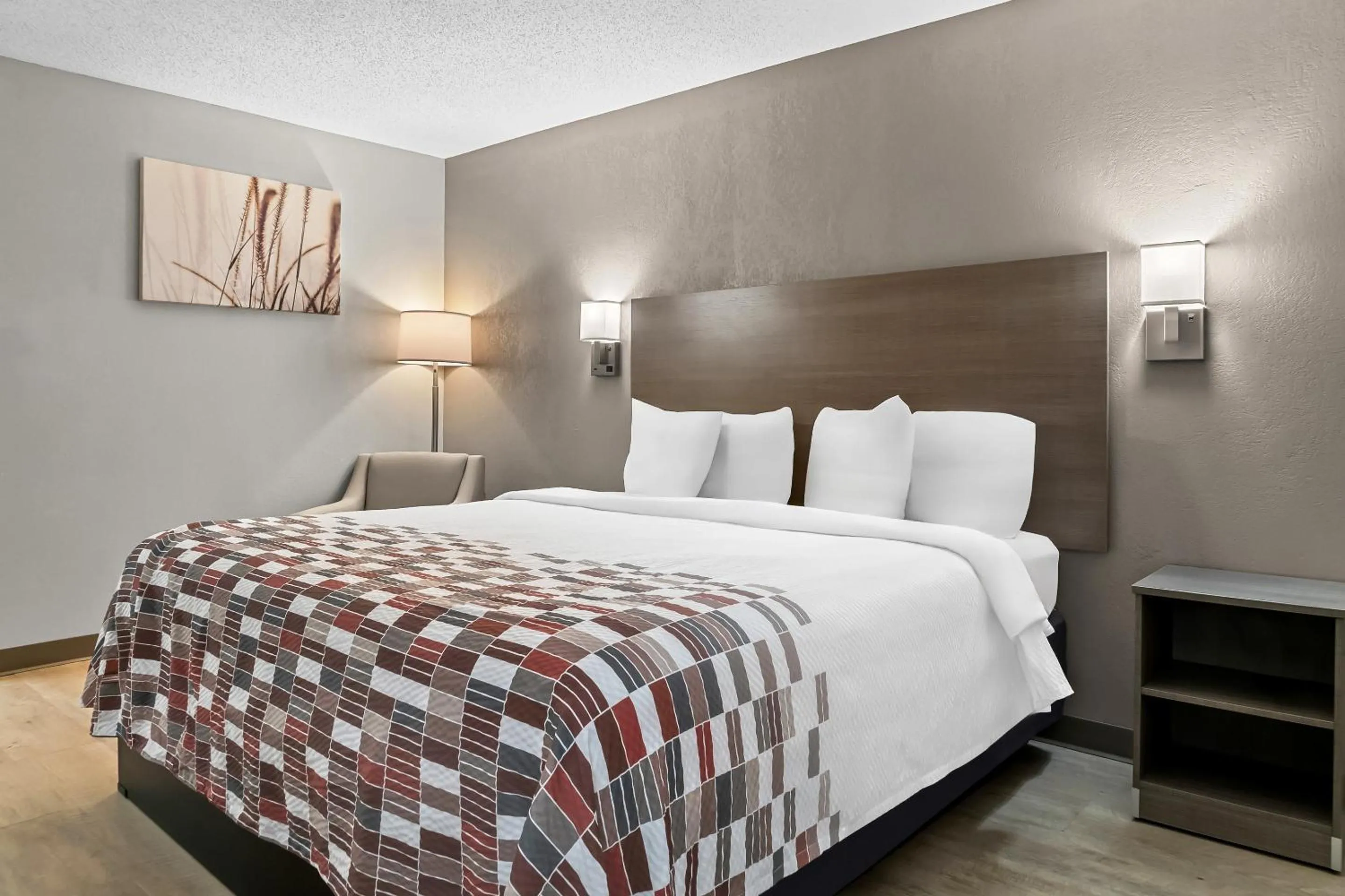 Superior King Room Non-Smoking in Red Roof Inn Flint