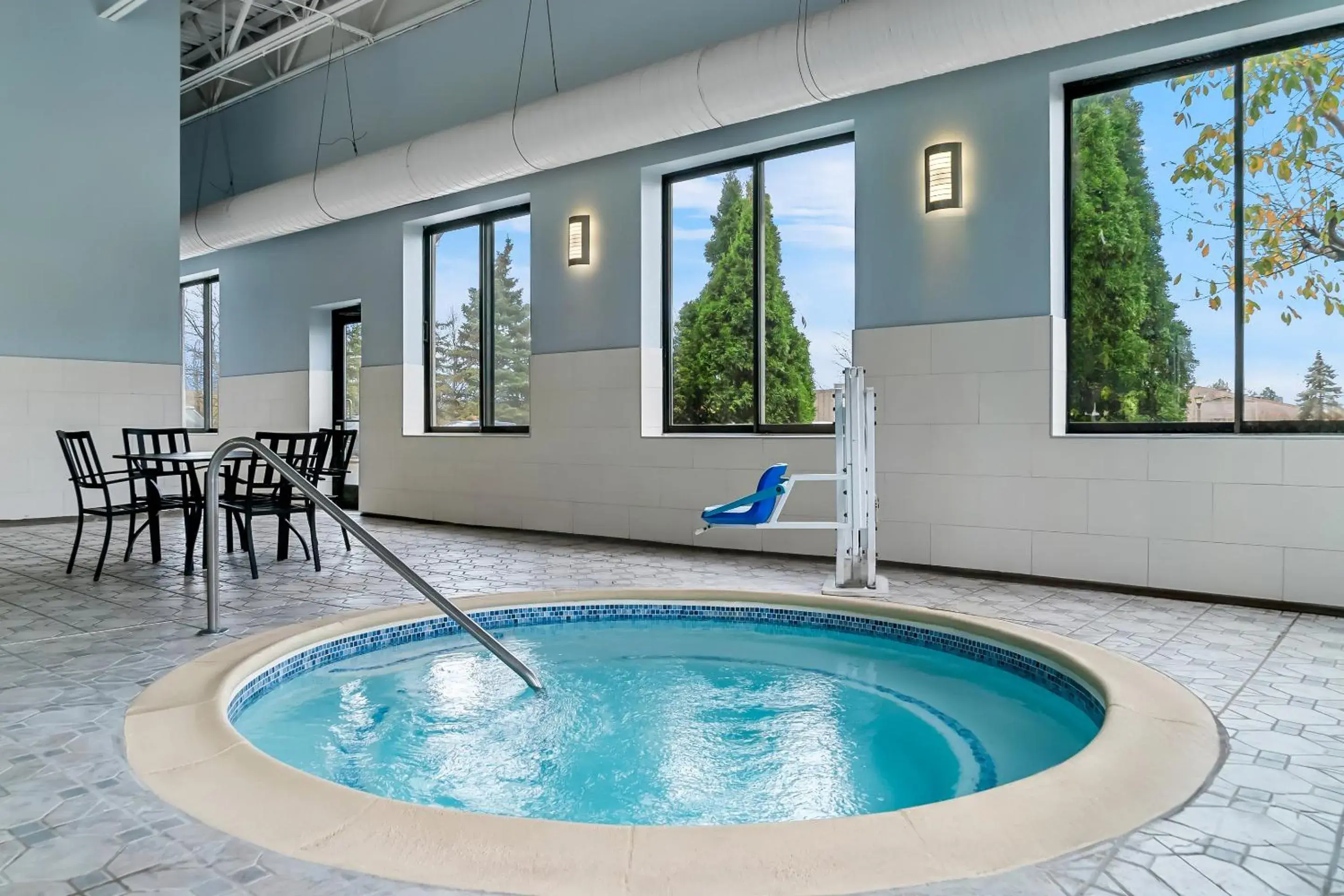 Swimming pool in Red Roof Inn Flint Swimming pool in Red Roof Inn Flint