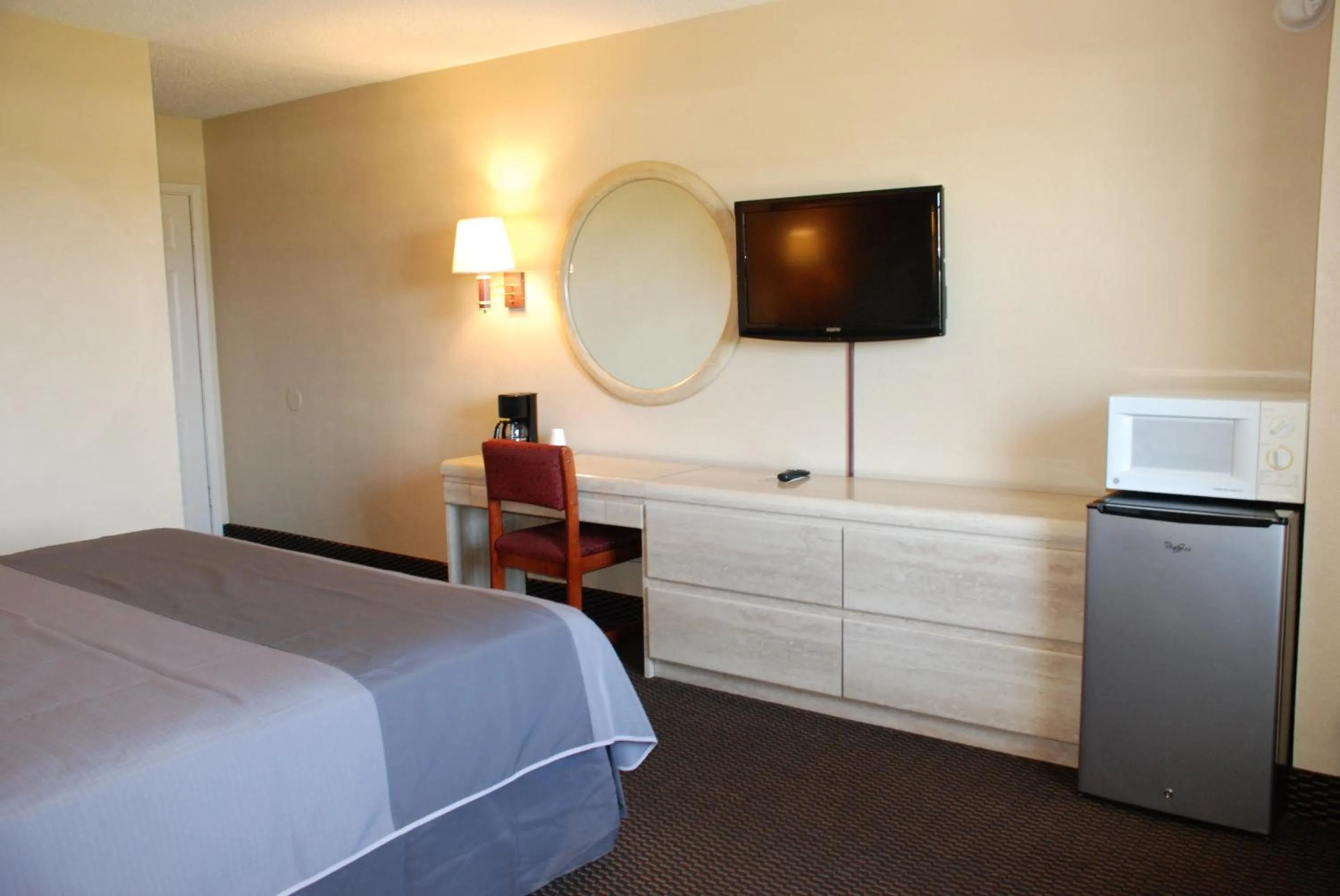 Photo of the whole room, Bed in Apple Tree Inn