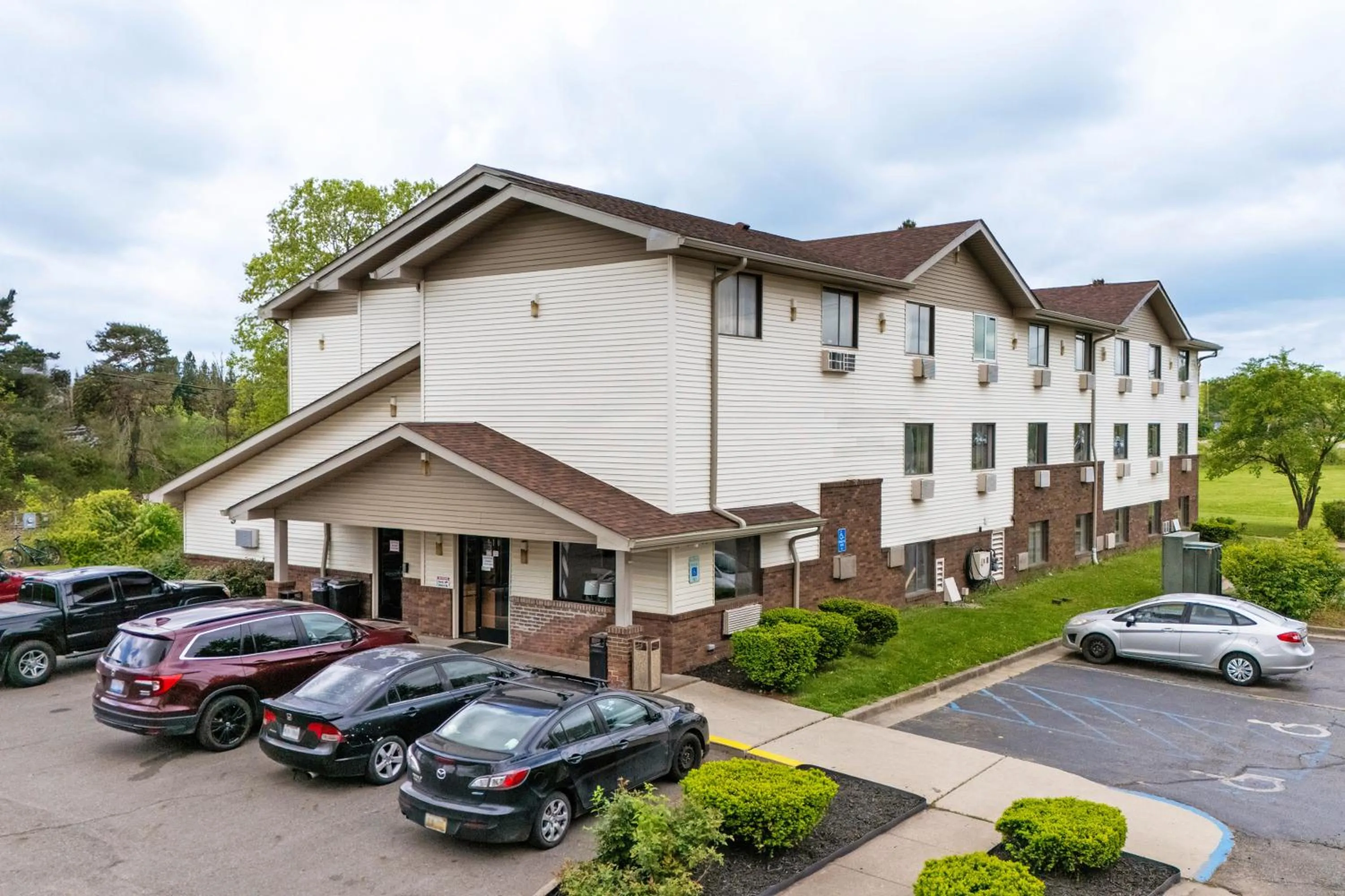 Parking in Super Inn by OYO Lansing MI