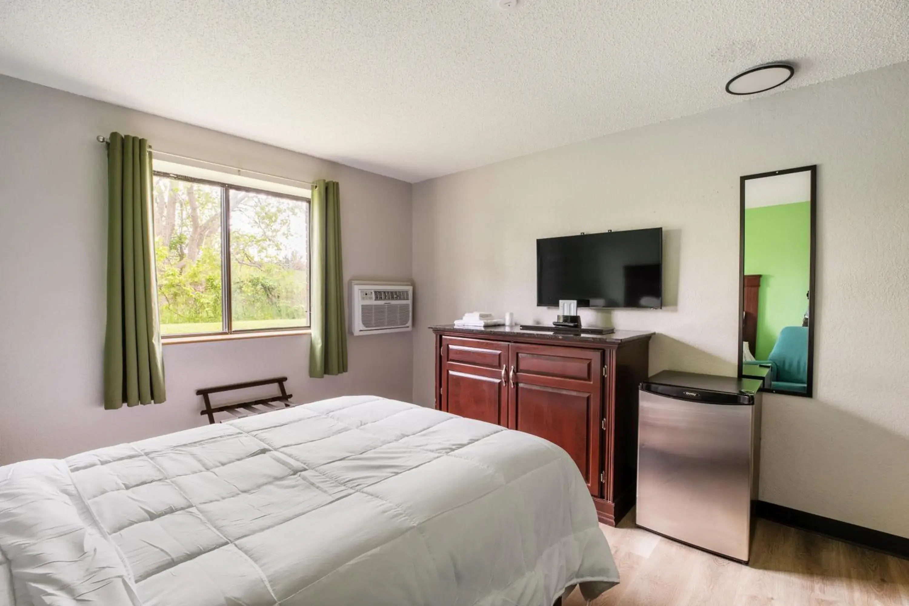 Bedroom, Bed in Super Inn by OYO Lansing MI Bedroom, Bed in Super Inn by OYO Lansing MI