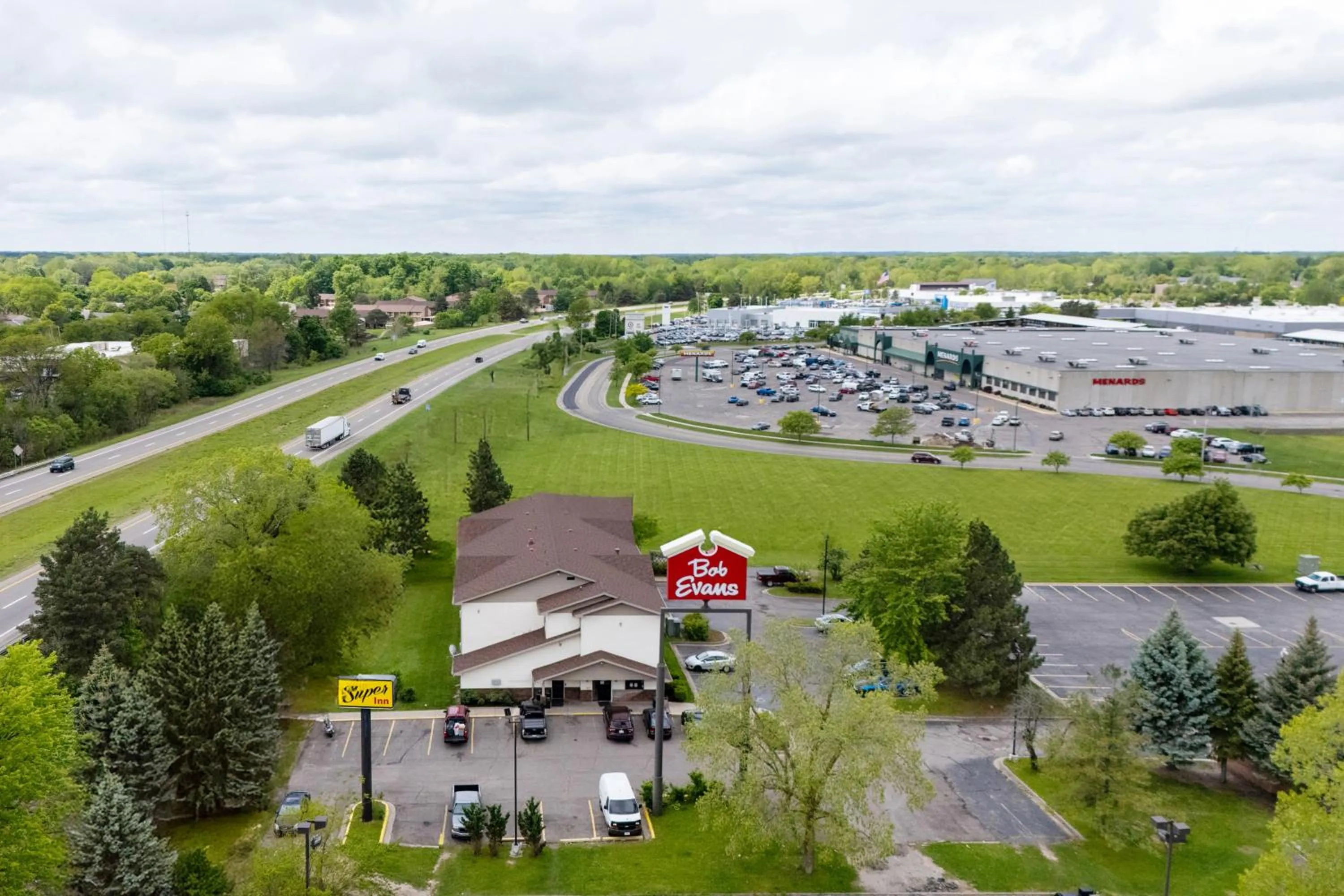 Facade/entrance in Super Inn by OYO Lansing MI