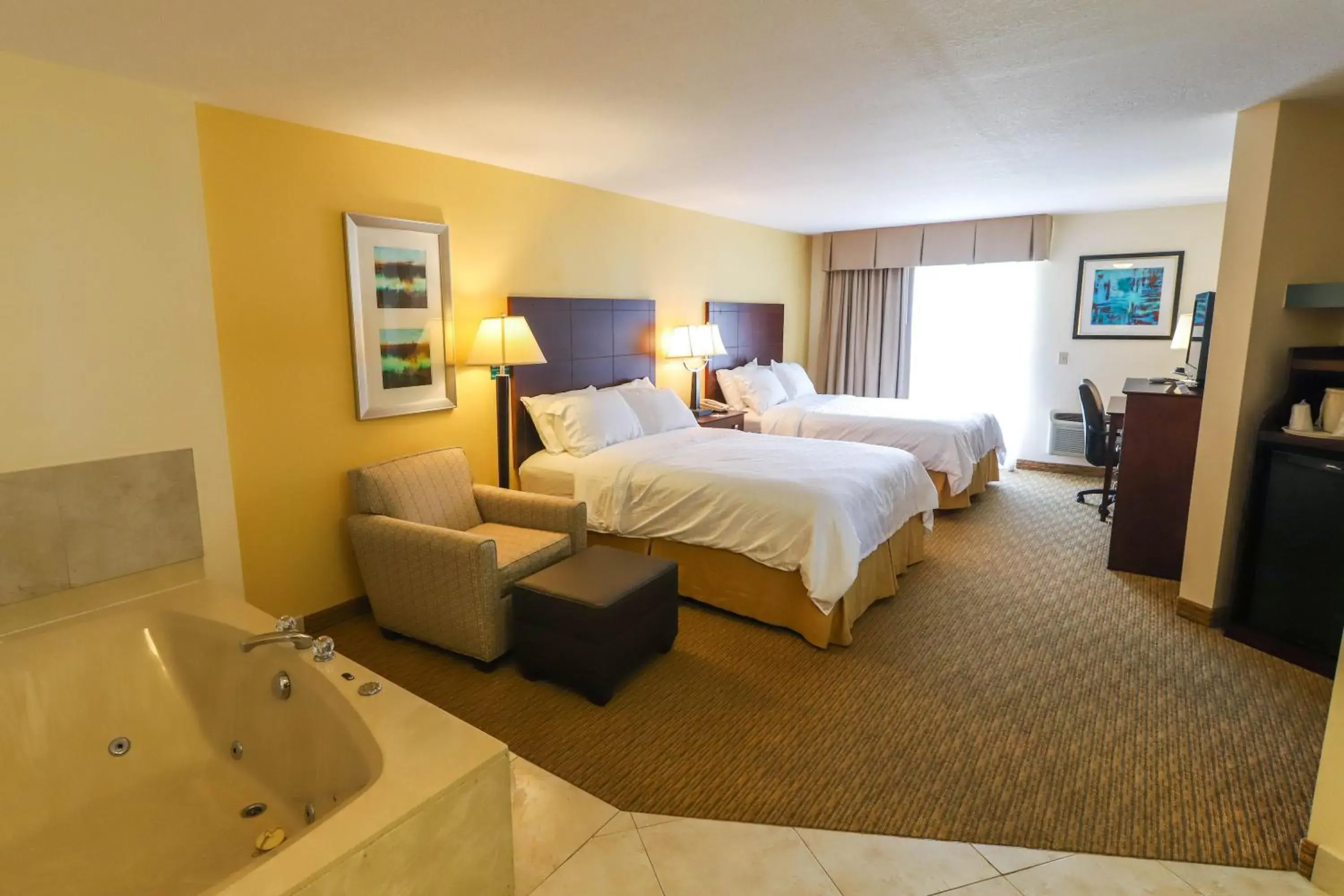 Queen Room with Two Queen Beds with Spa Bath -Beach View in Holiday Inn Express St. Ignace-Lake Front by IHG Queen Room with Two Queen Beds with Spa Bath -Beach View in Holiday Inn Express St. Ignace-Lake Front by IHG