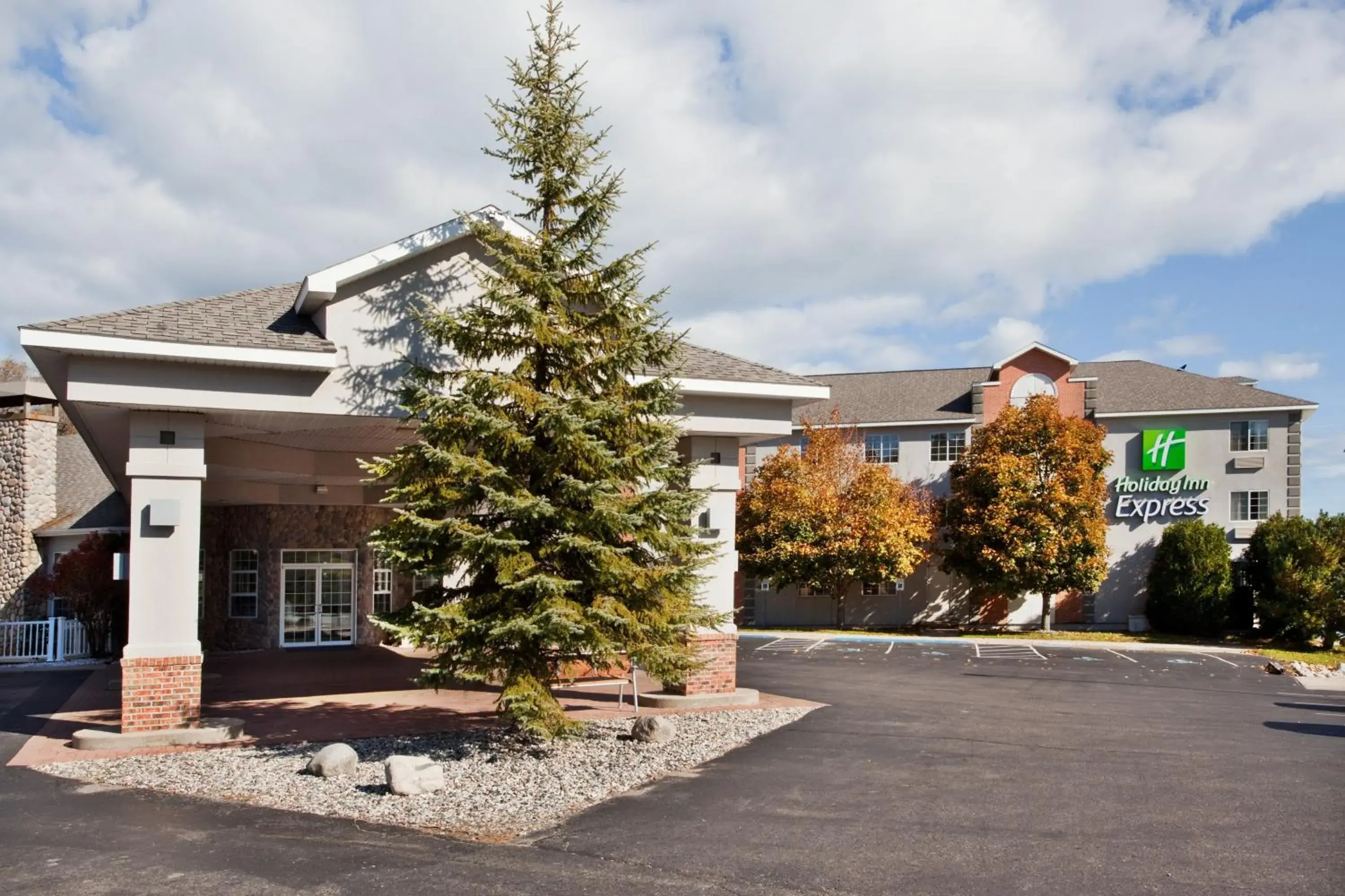 Property building in Holiday Inn Express St. Ignace-Lake Front by IHG Property building in Holiday Inn Express St. Ignace-Lake Front by IHG