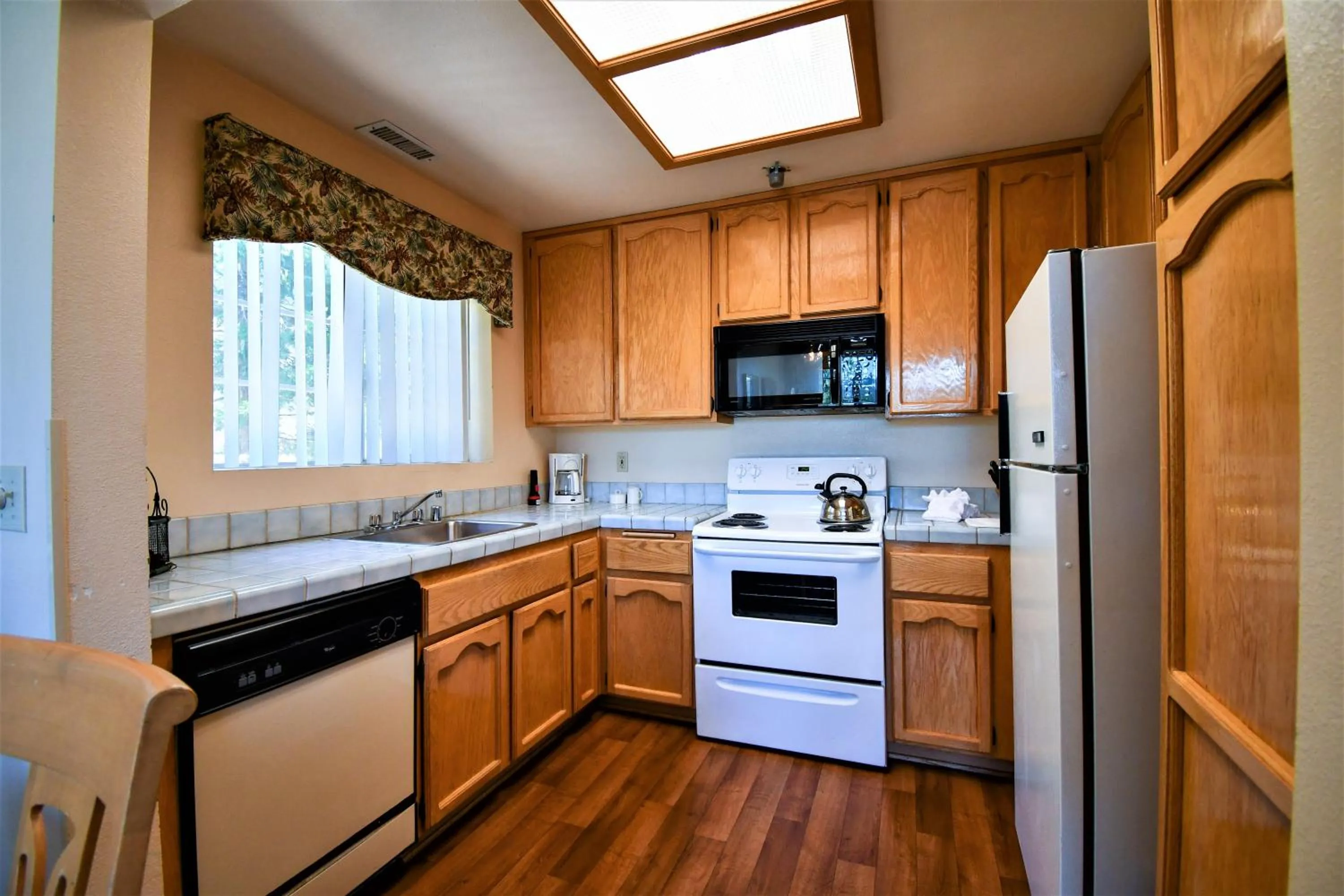 Kitchen or kitchenette in North Bay At Lake Arrowhead