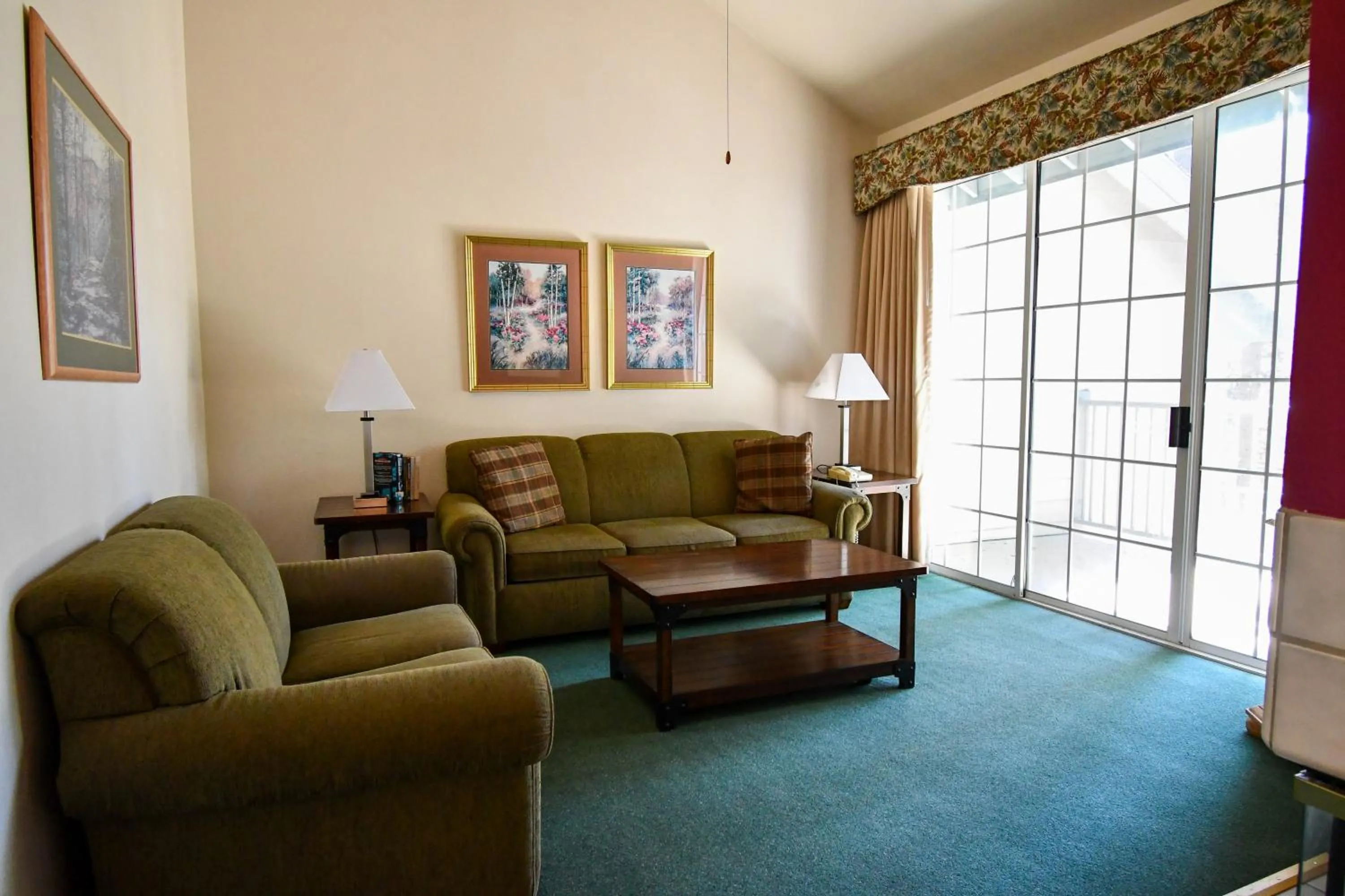 Living room in North Bay At Lake Arrowhead