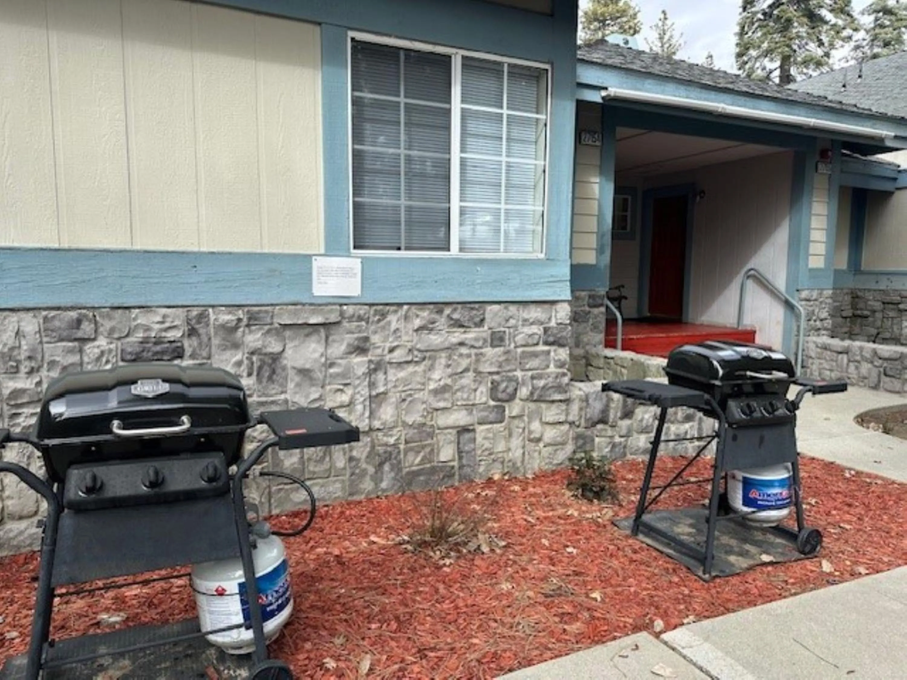 BBQ facilities in North Bay At Lake Arrowhead