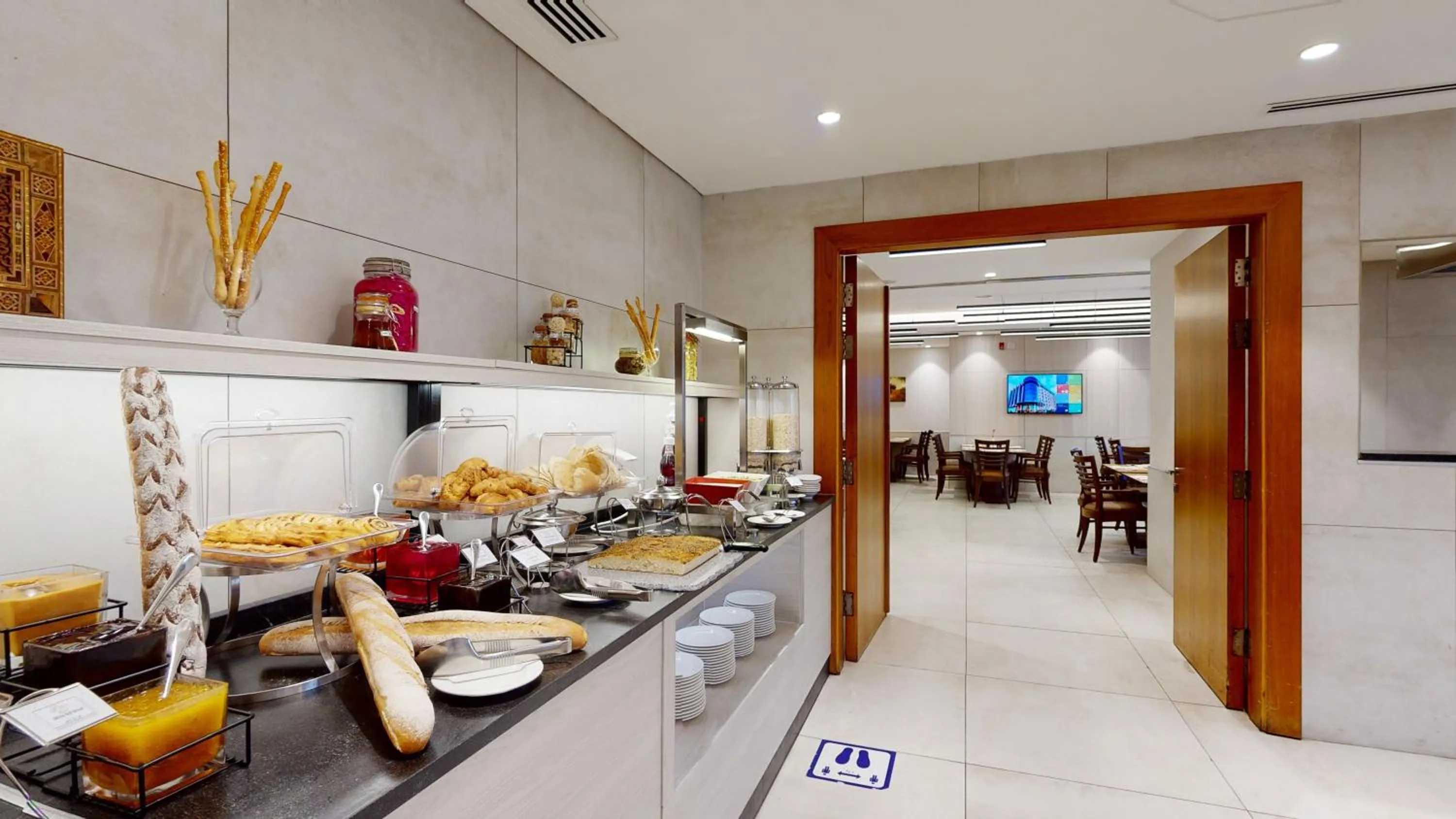 Restaurant/places to eat in Ayass Hotel