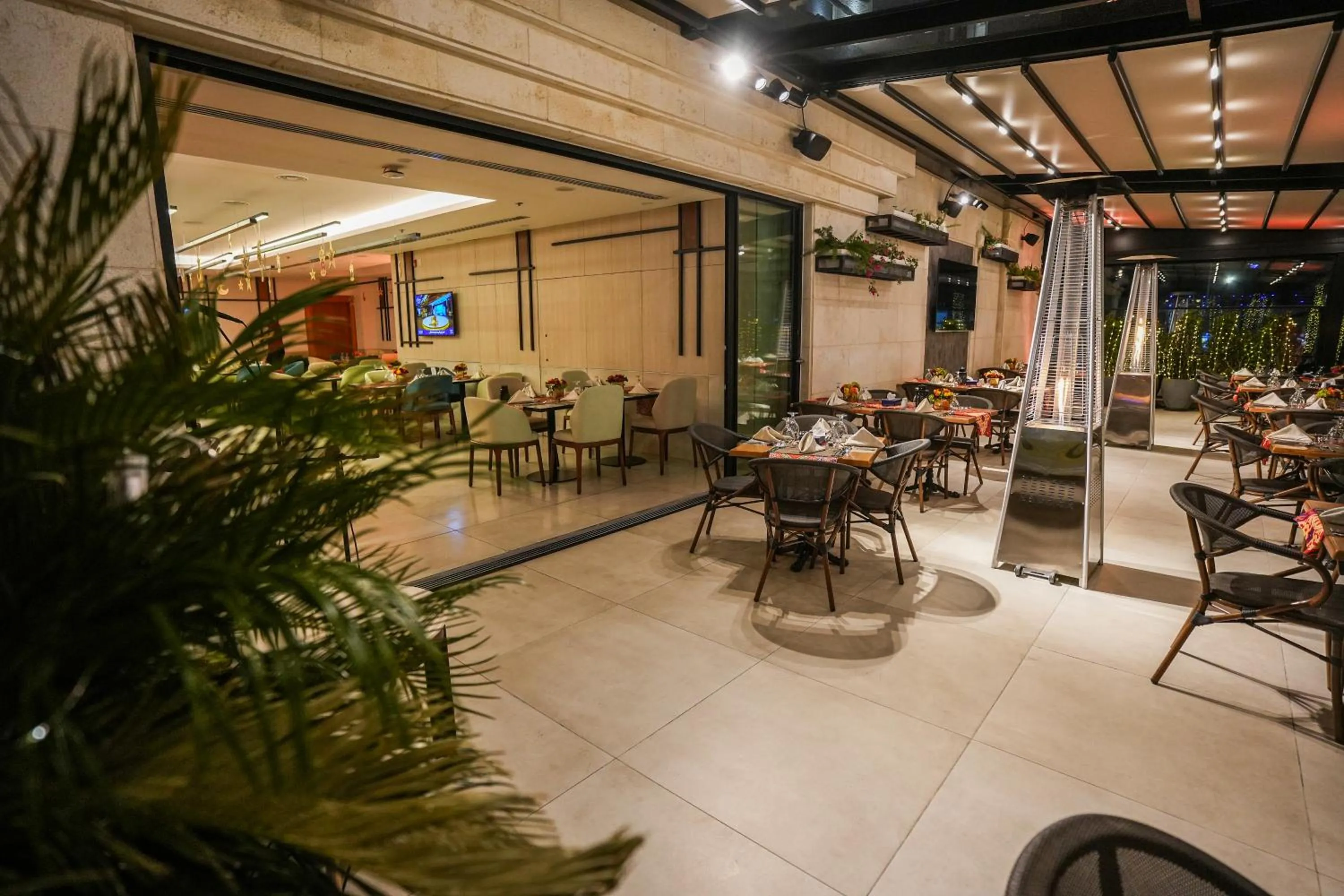 Restaurant/places to eat in Ayass Hotel