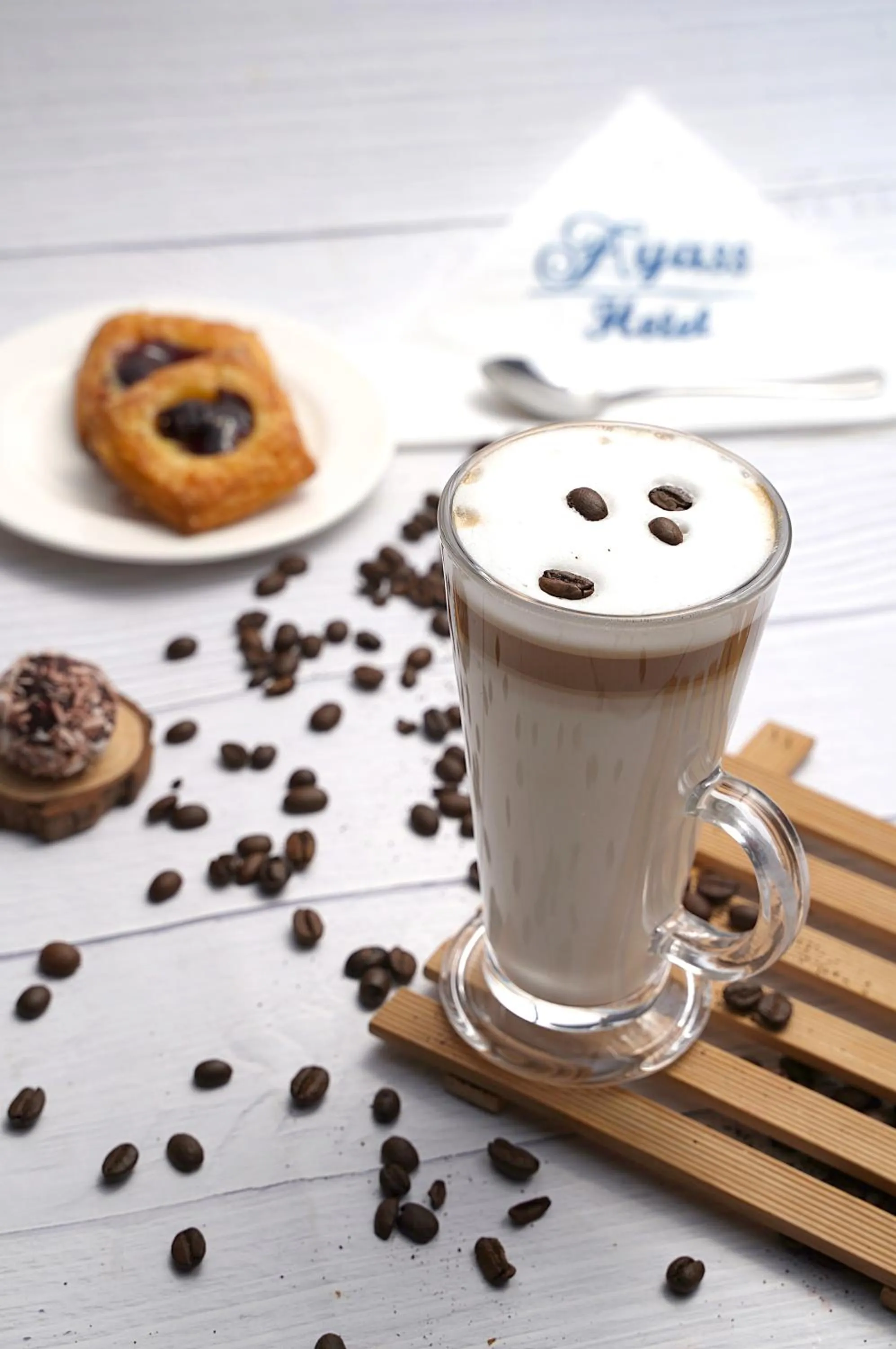 Restaurant/places to eat in Ayass Hotel