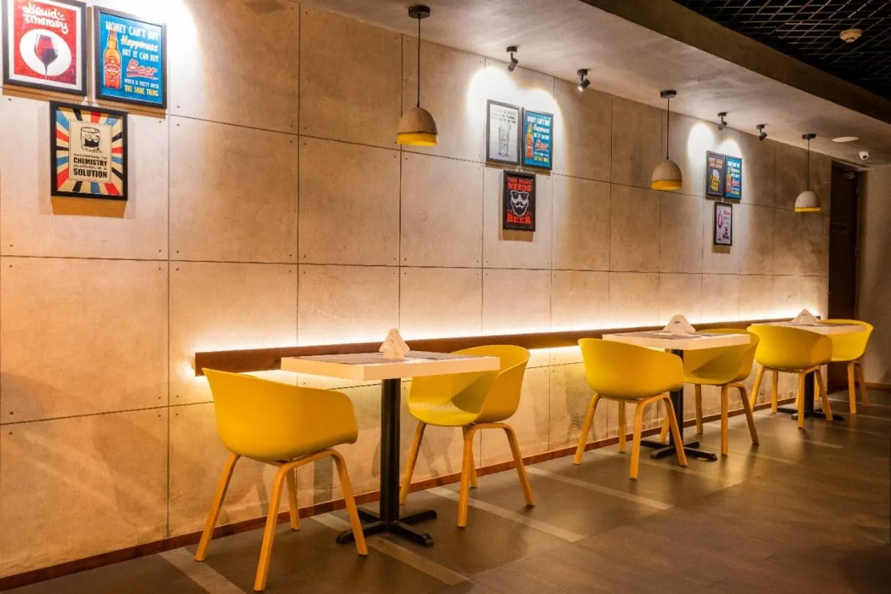 Restaurant/places to eat in Sugar Business Hotel