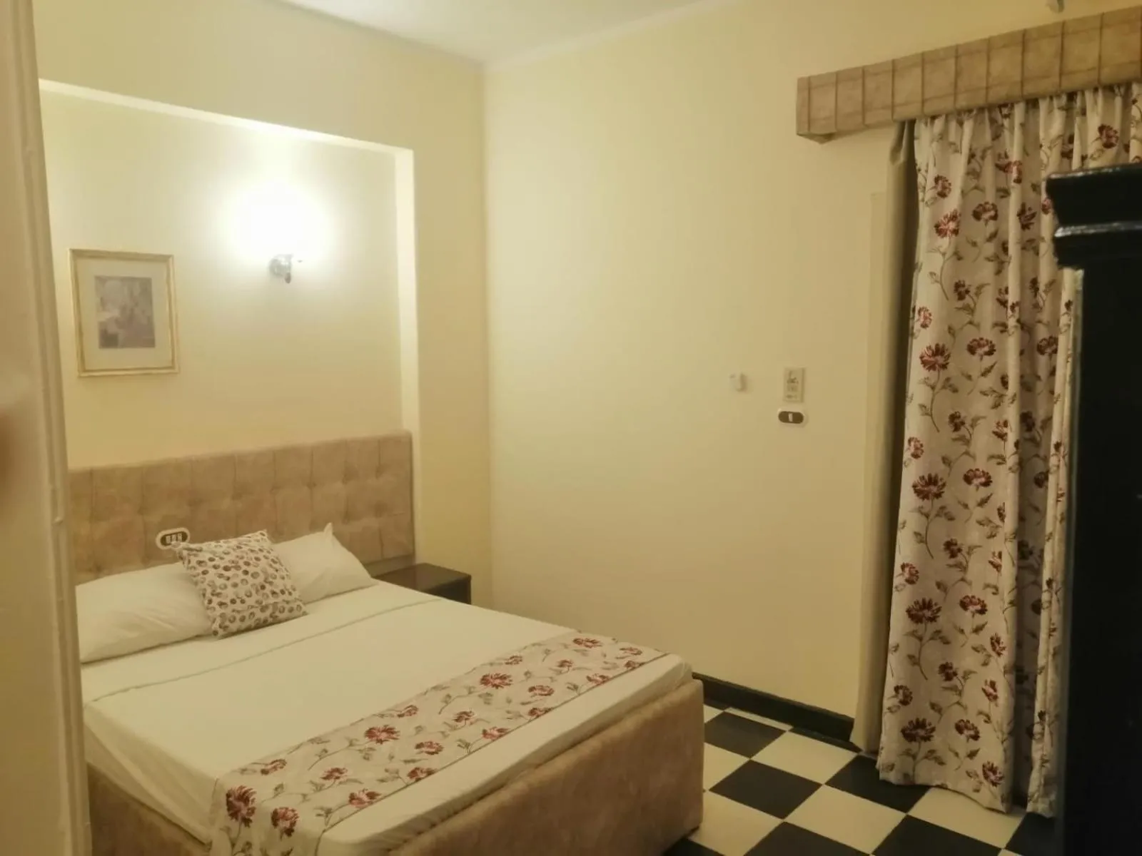 Bedroom, Bed in Royal City Hotel