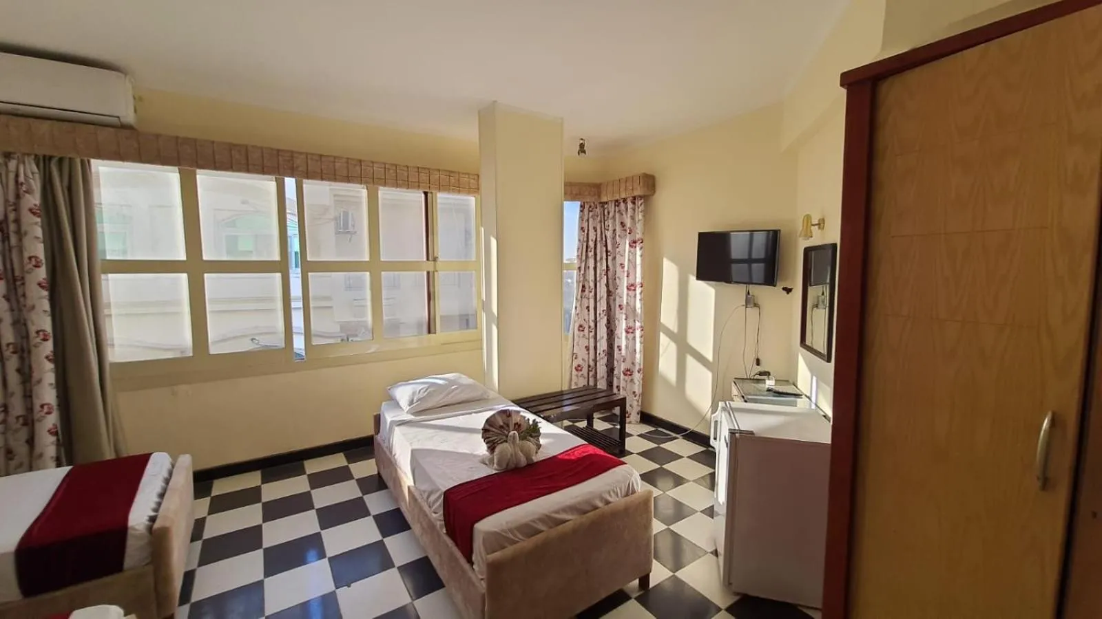 Bedroom, Bed in Royal City Hotel