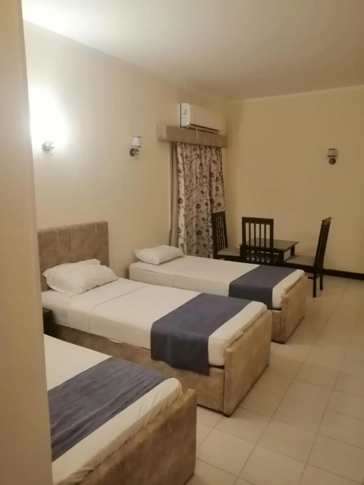 Property building, Bed in Royal City Hotel