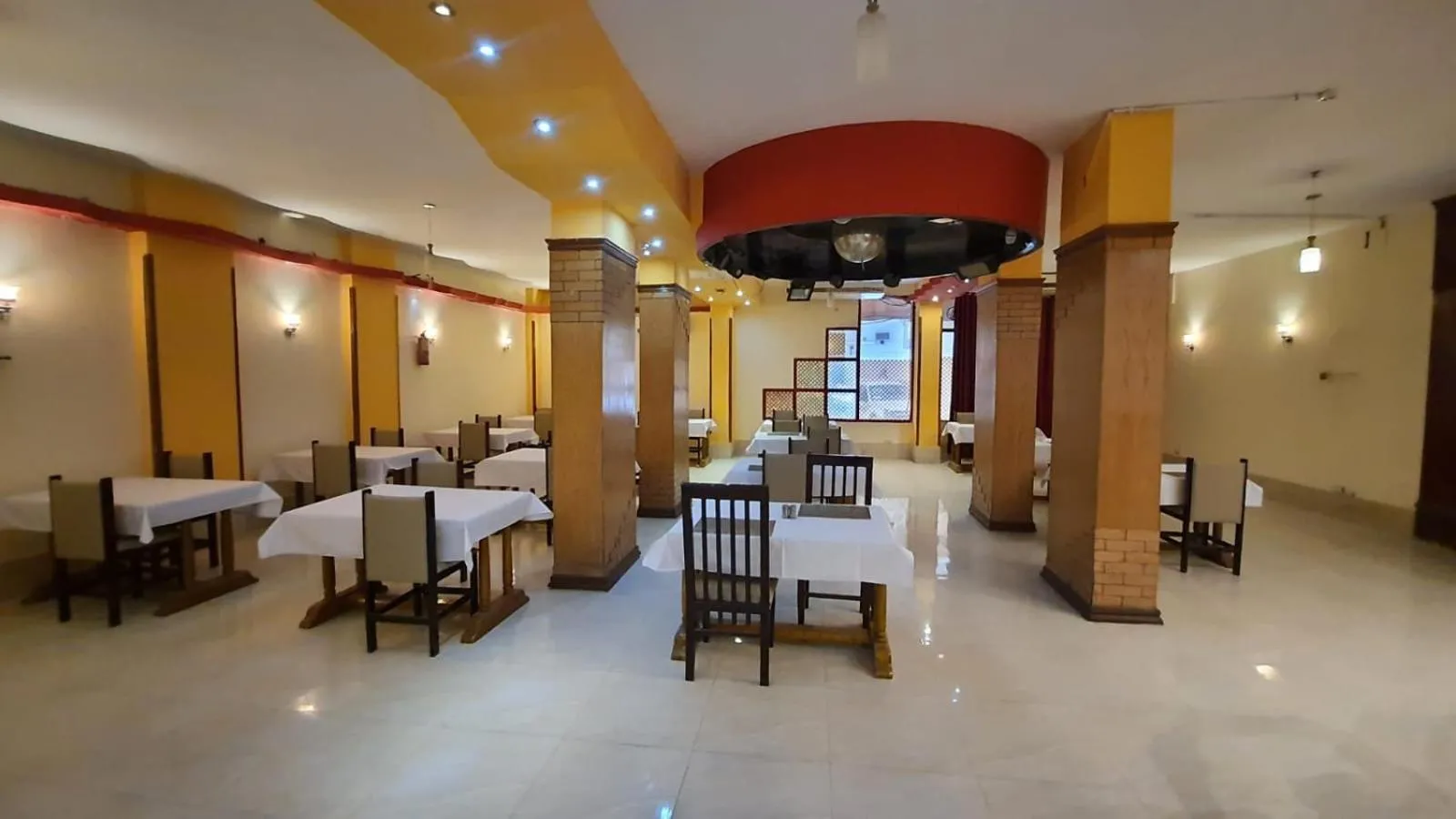 Restaurant/places to eat in Royal City Hotel