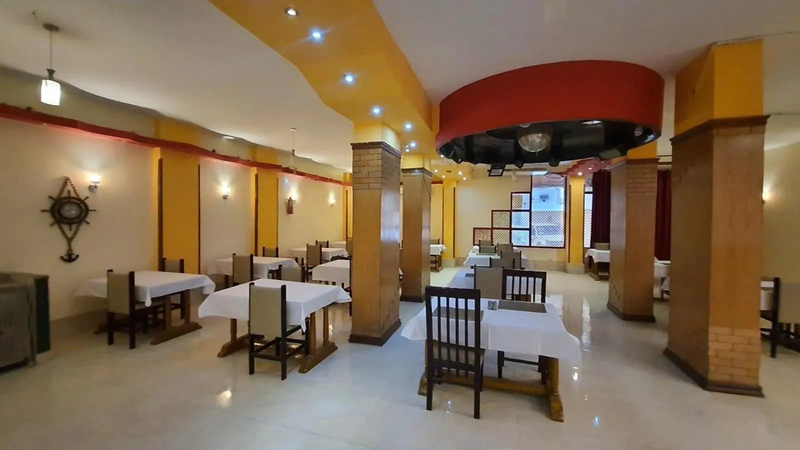 Restaurant/places to eat in Royal City Hotel