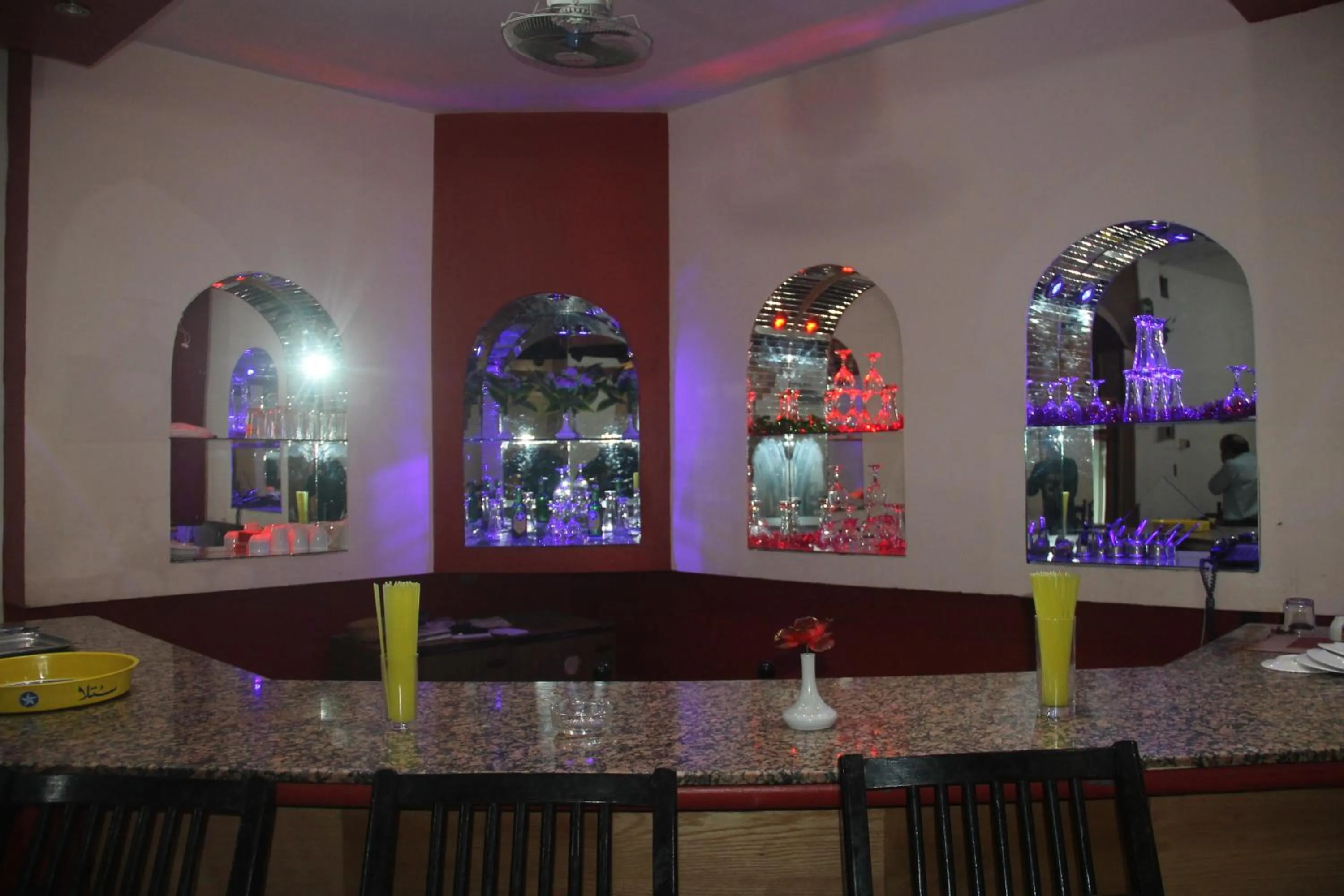 Restaurant/places to eat in Royal City Hotel