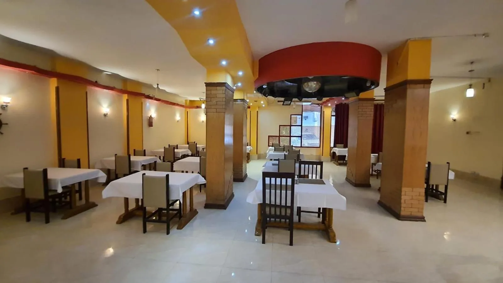 Restaurant/places to eat in Royal City Hotel