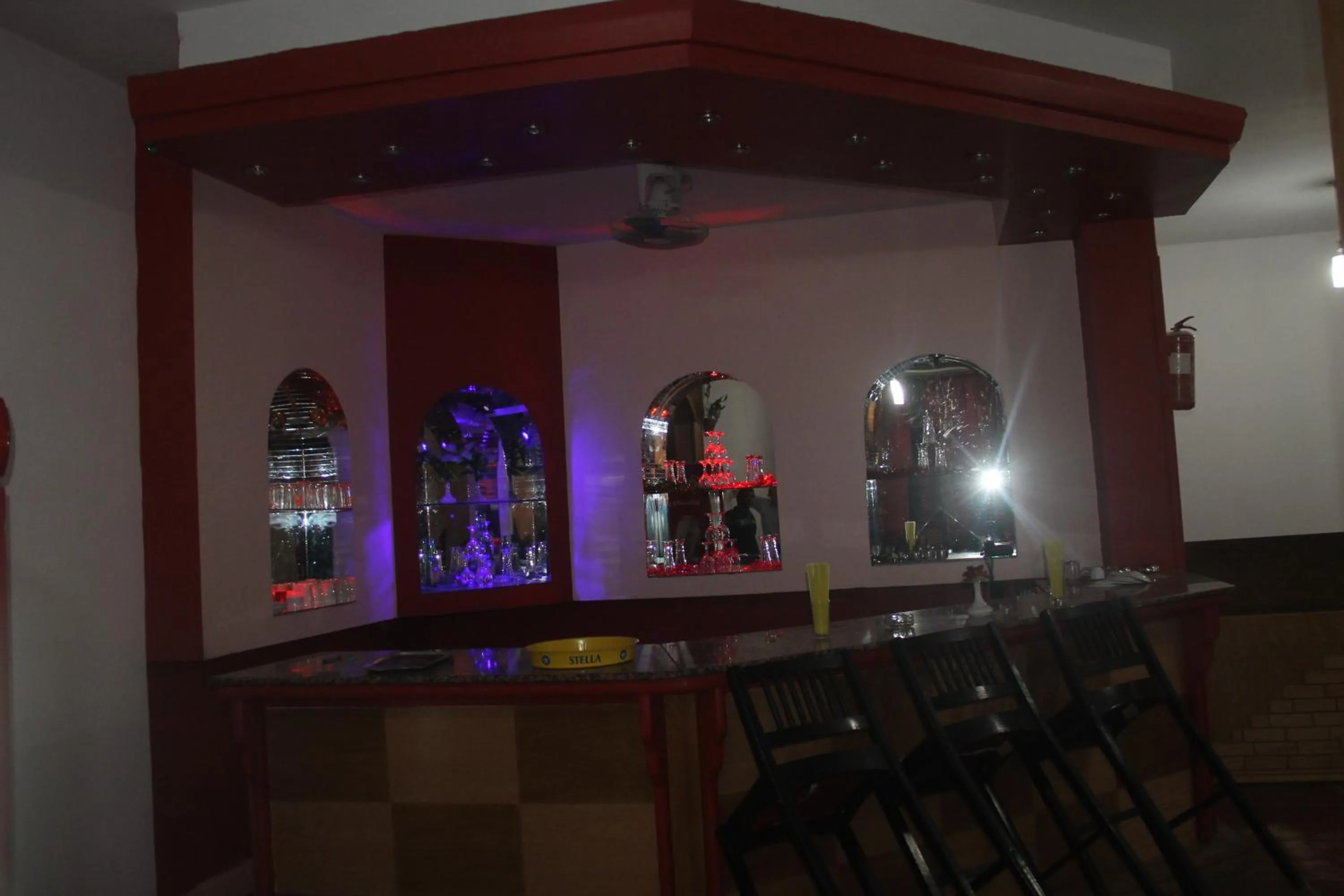 Restaurant/places to eat in Royal City Hotel