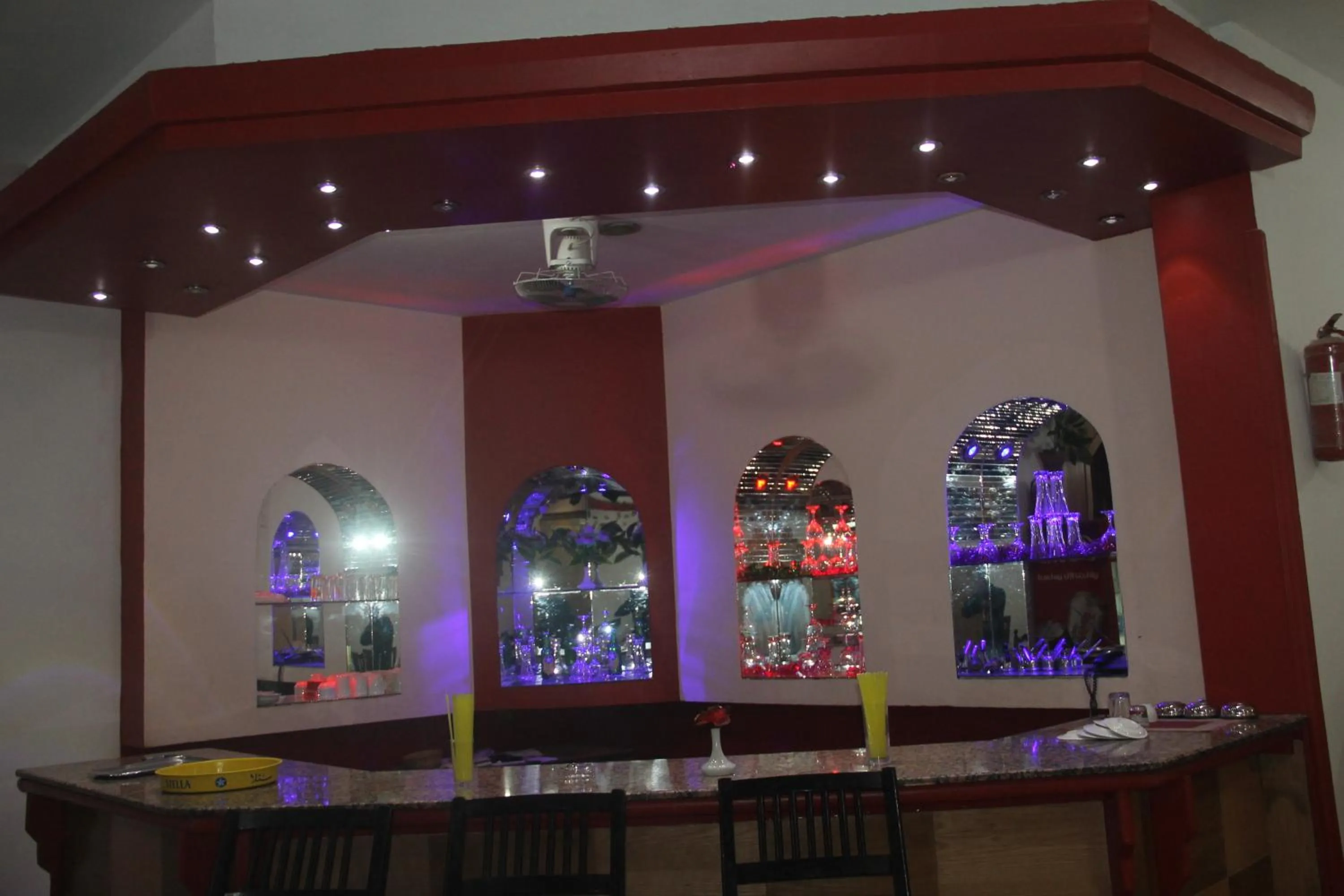Restaurant/places to eat in Royal City Hotel