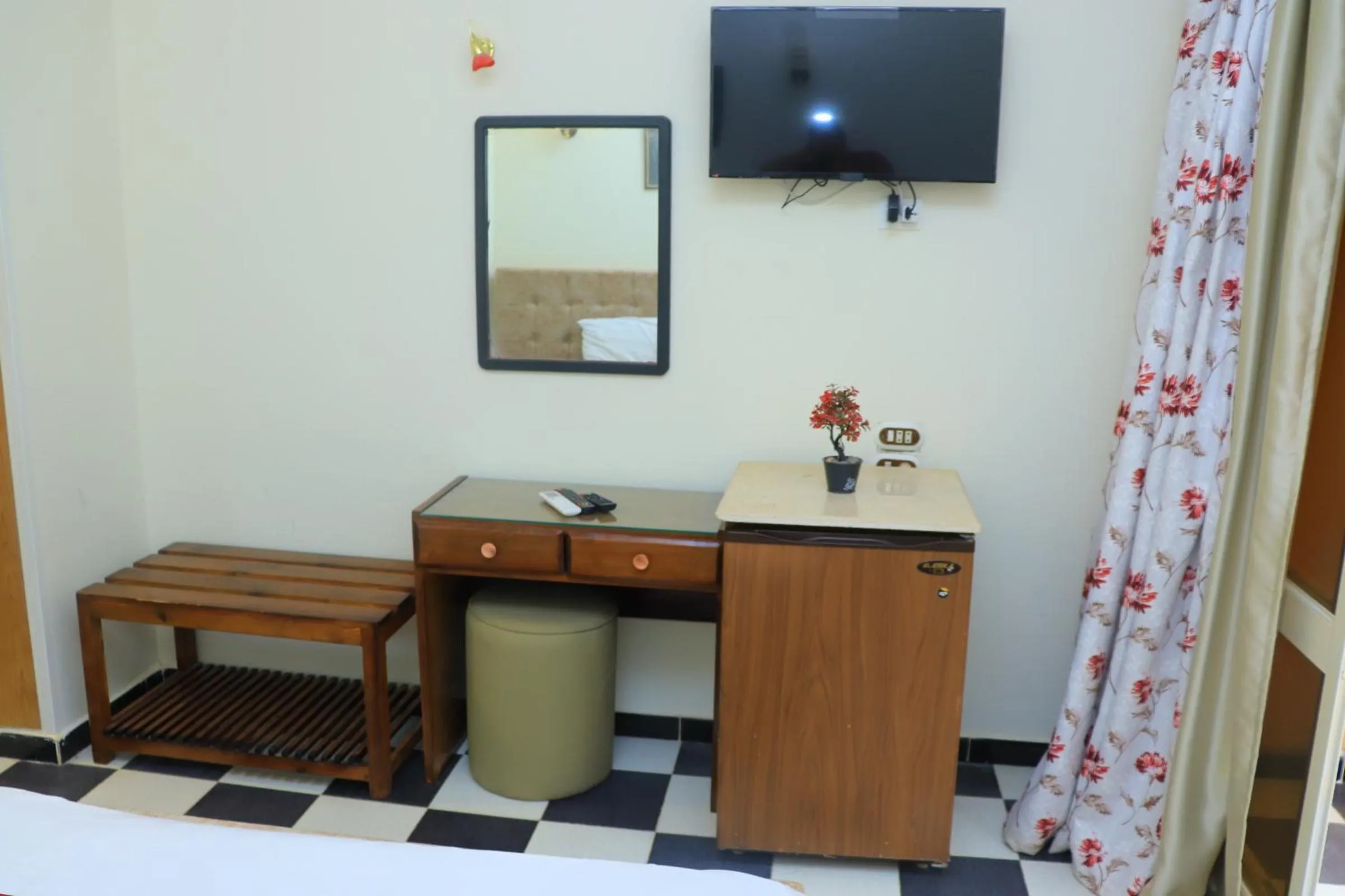 TV and multimedia, Bed in Royal City Hotel