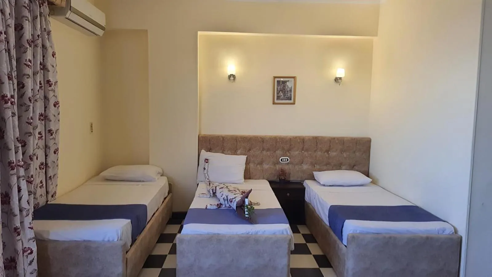 Living room, Bed in Royal City Hotel