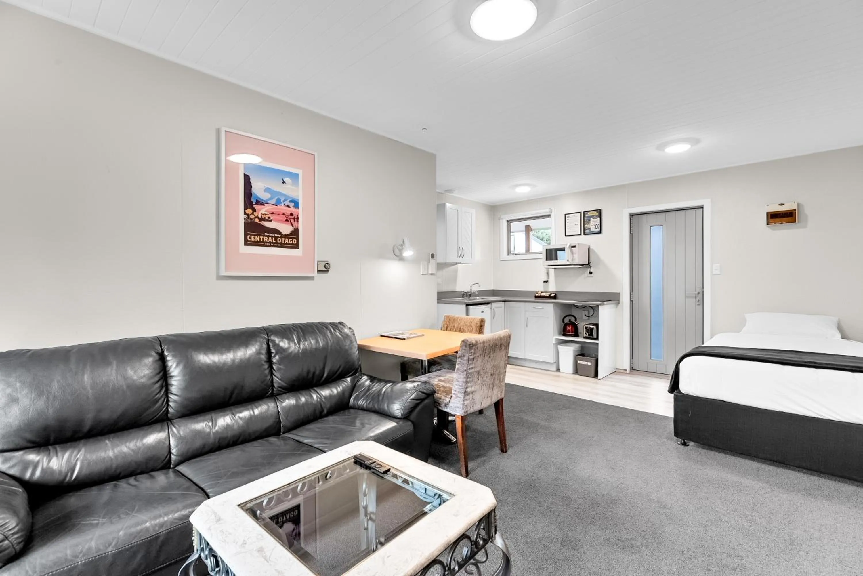 Kitchen or kitchenette, Bed in ASURE Brookvale Motel