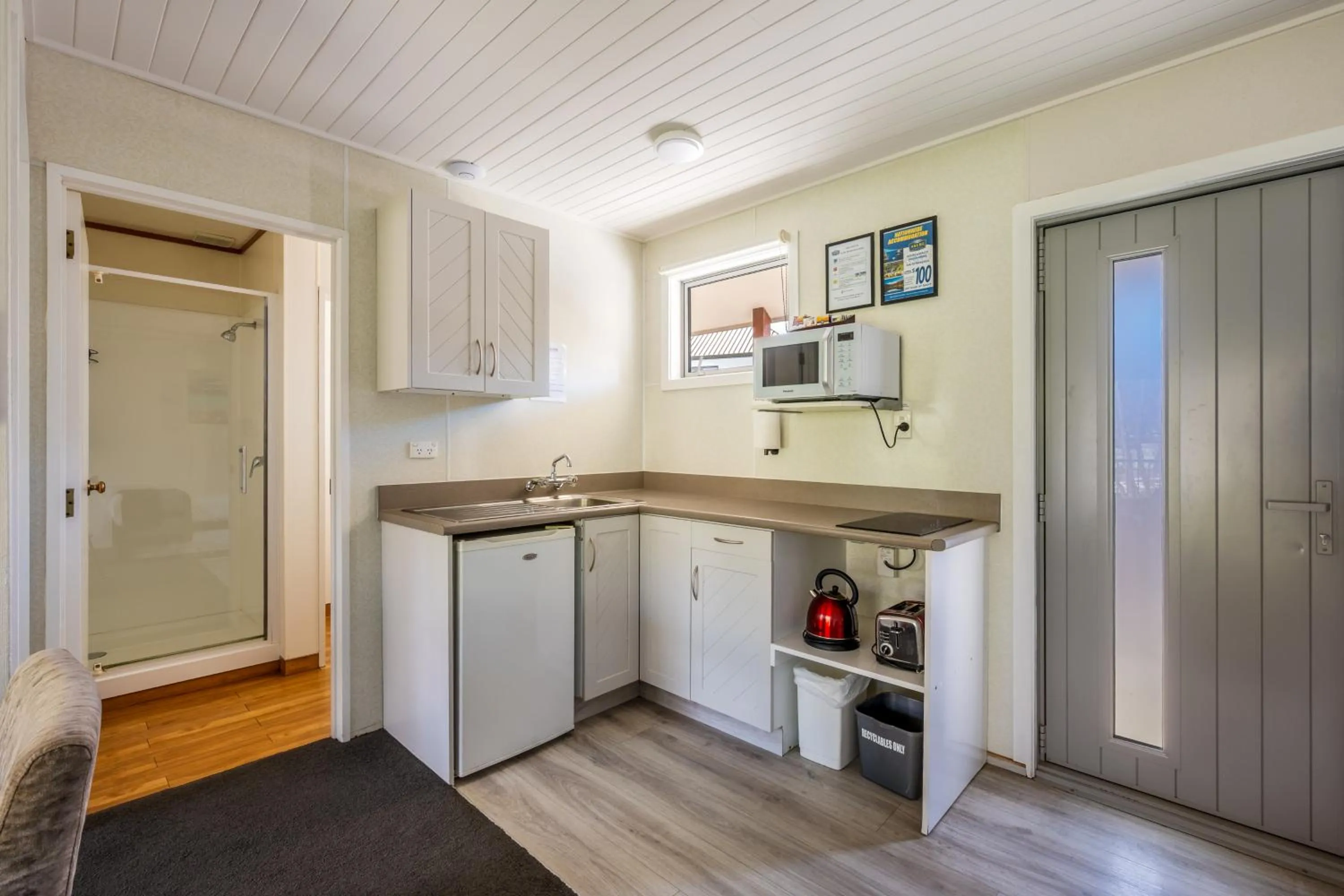 Kitchen or kitchenette in ASURE Brookvale Motel