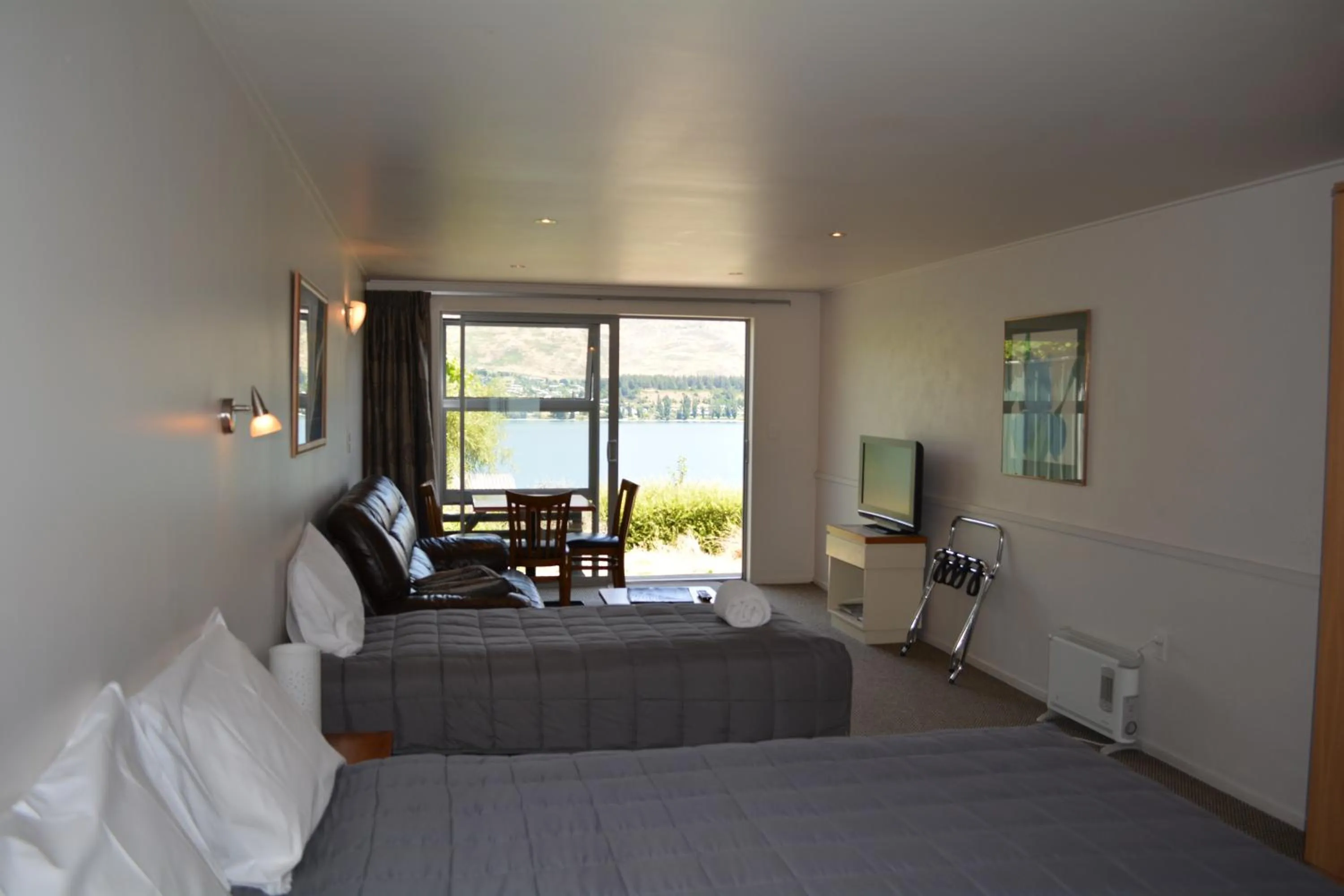 Photo of the whole room, Seating Area in Lakeview Motel