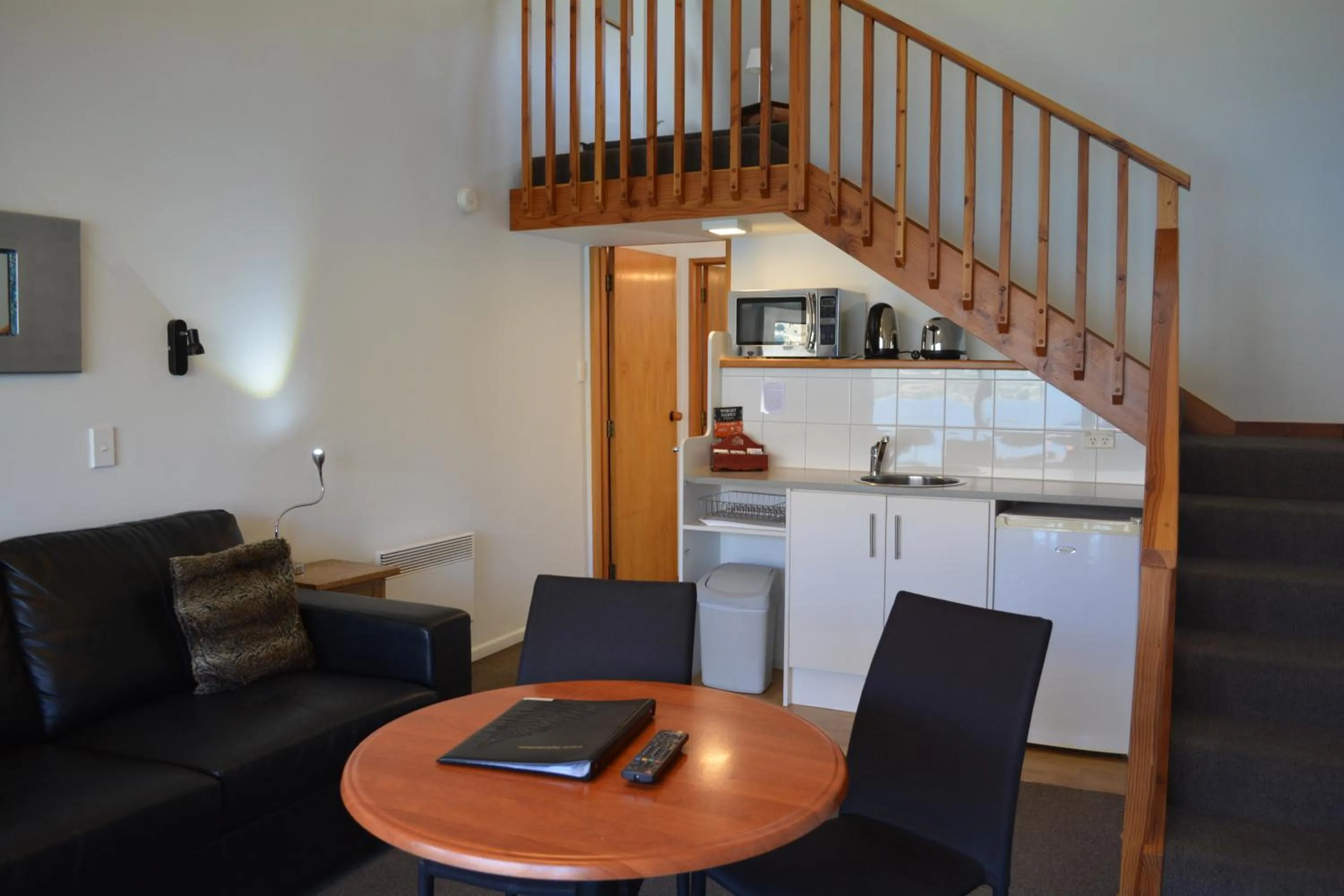 Dining area, Kitchen/Kitchenette in Lakeview Motel