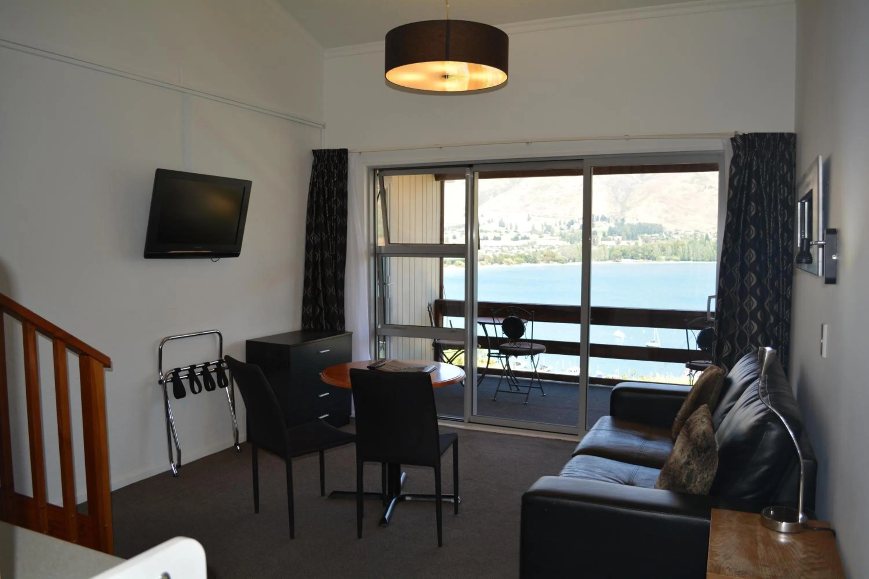 Living room, Seating Area in Lakeview Motel