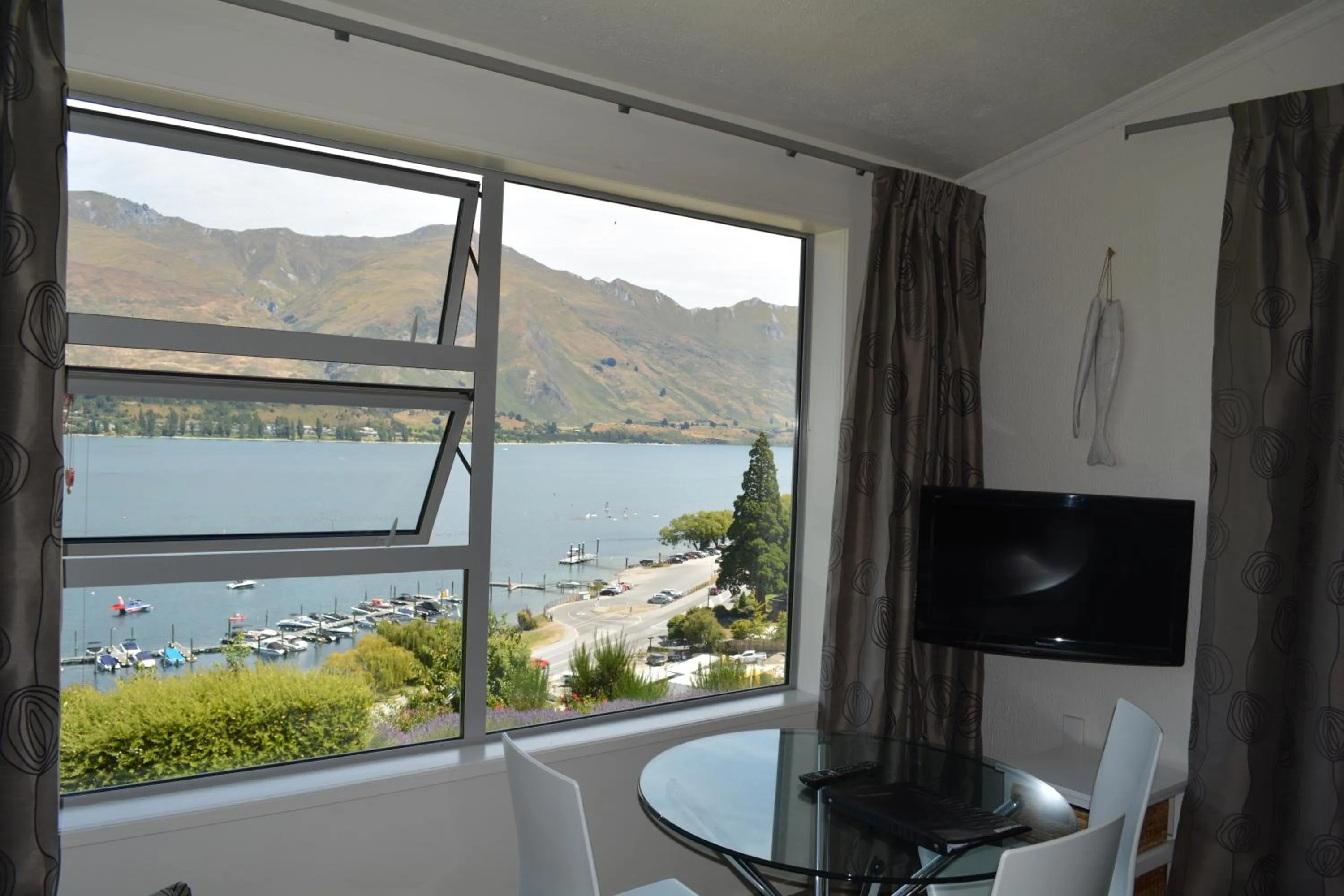 Dining area, TV/Entertainment Center in Lakeview Motel