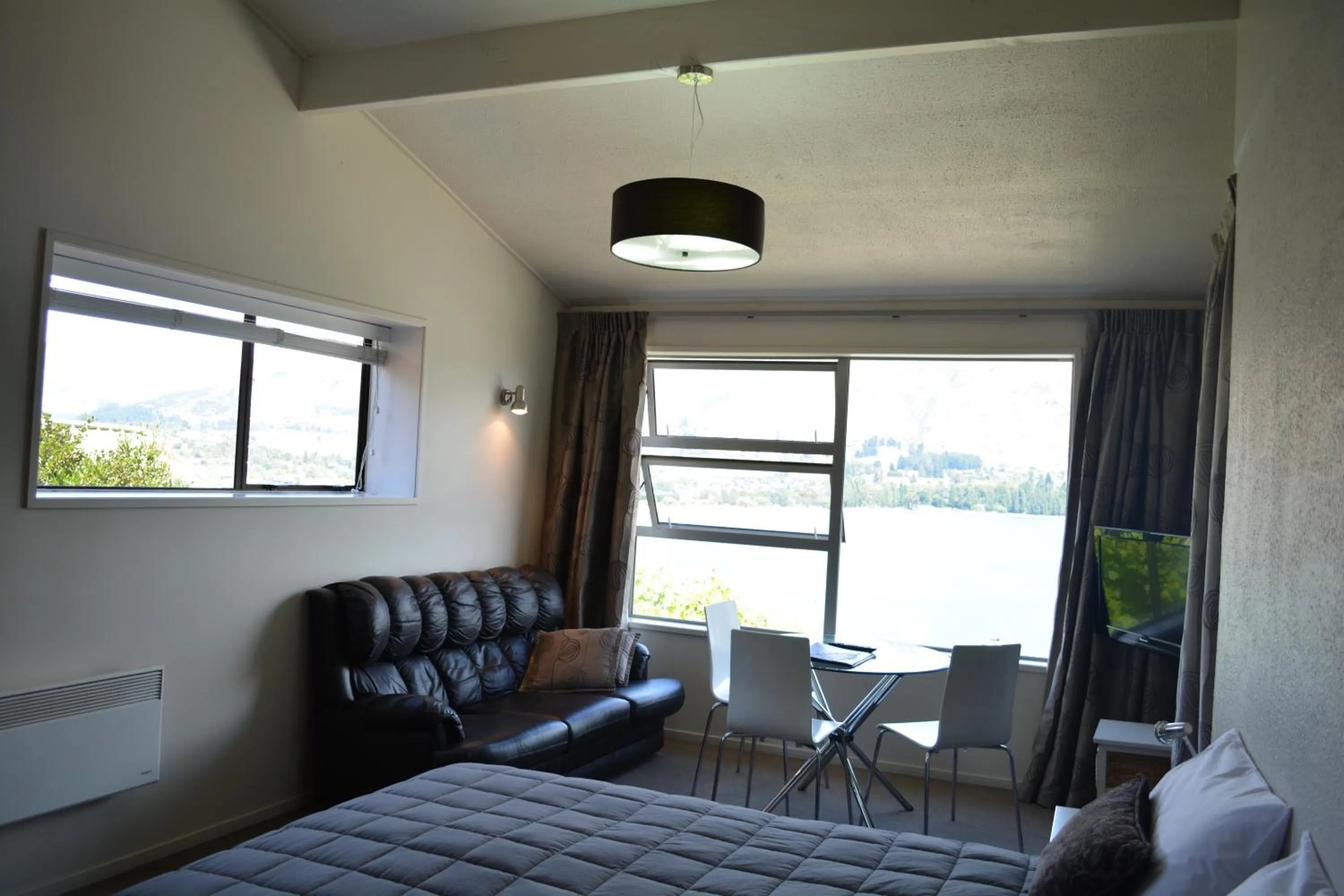 Photo of the whole room in Lakeview Motel