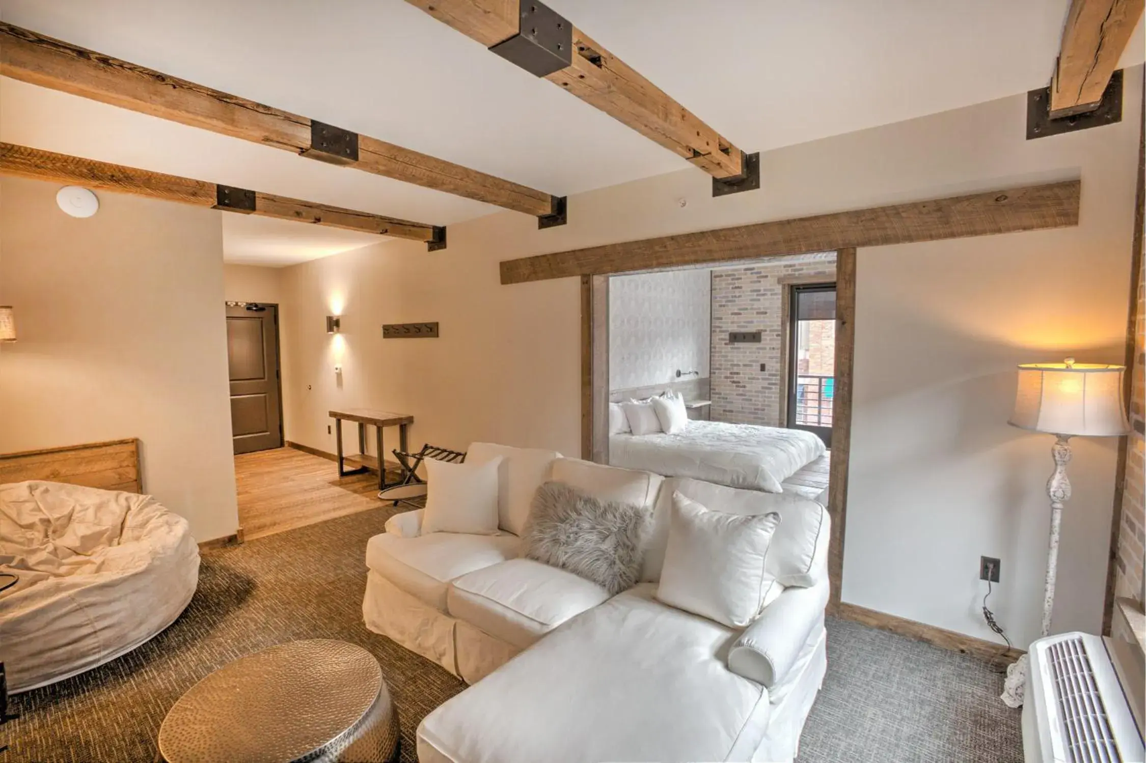 Junior Suite with Balcony in Hotel Crosby Junior Suite with Balcony in Hotel Crosby