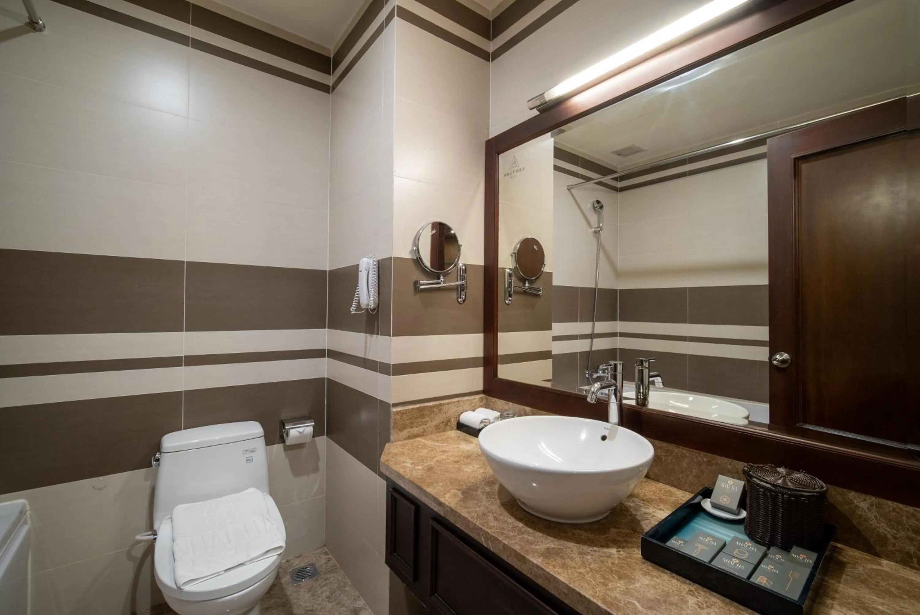 Toilet in Nhat Ha L’Opera Hotel