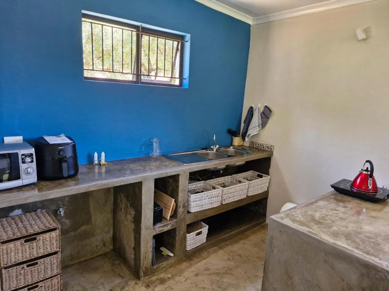Kitchen or kitchenette, Bed in Blue Hills Lodge