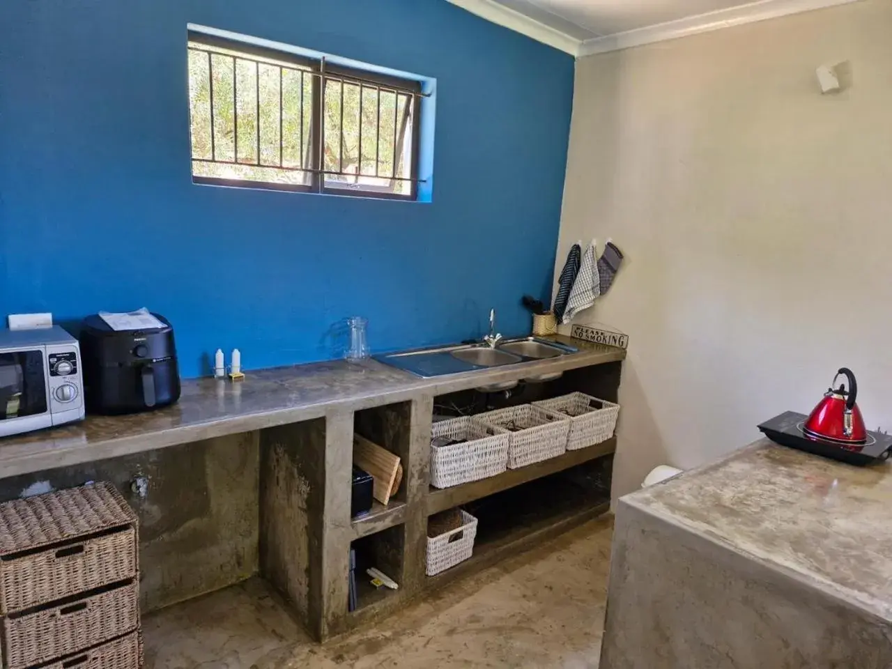 Kitchen or kitchenette, Bed in Blue Hills Lodge Kitchen or kitchenette, Bed in Blue Hills Lodge