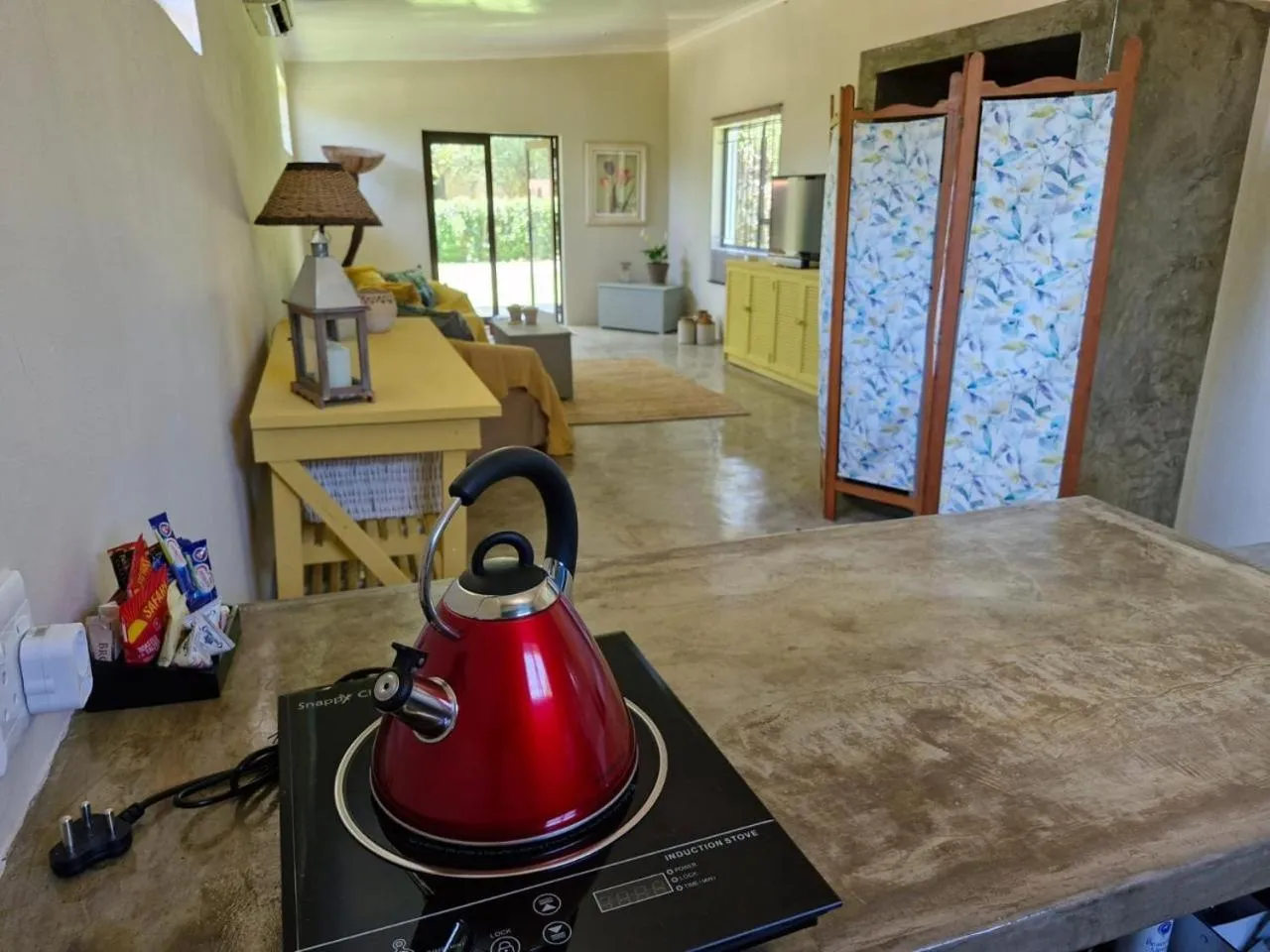 Coffee/tea facilities, Bed in Blue Hills Lodge