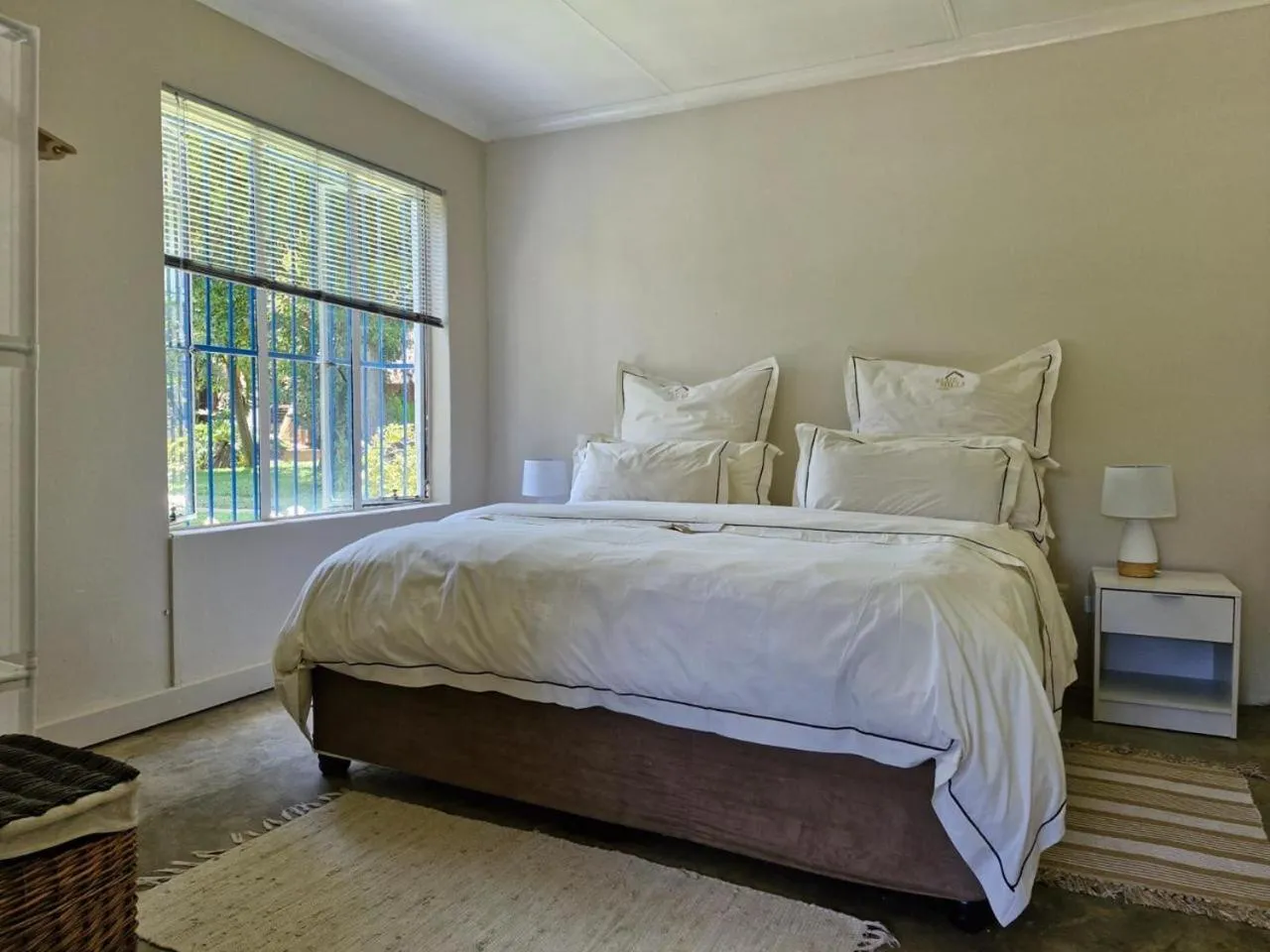 Photo of the whole room, Bed in Blue Hills Lodge