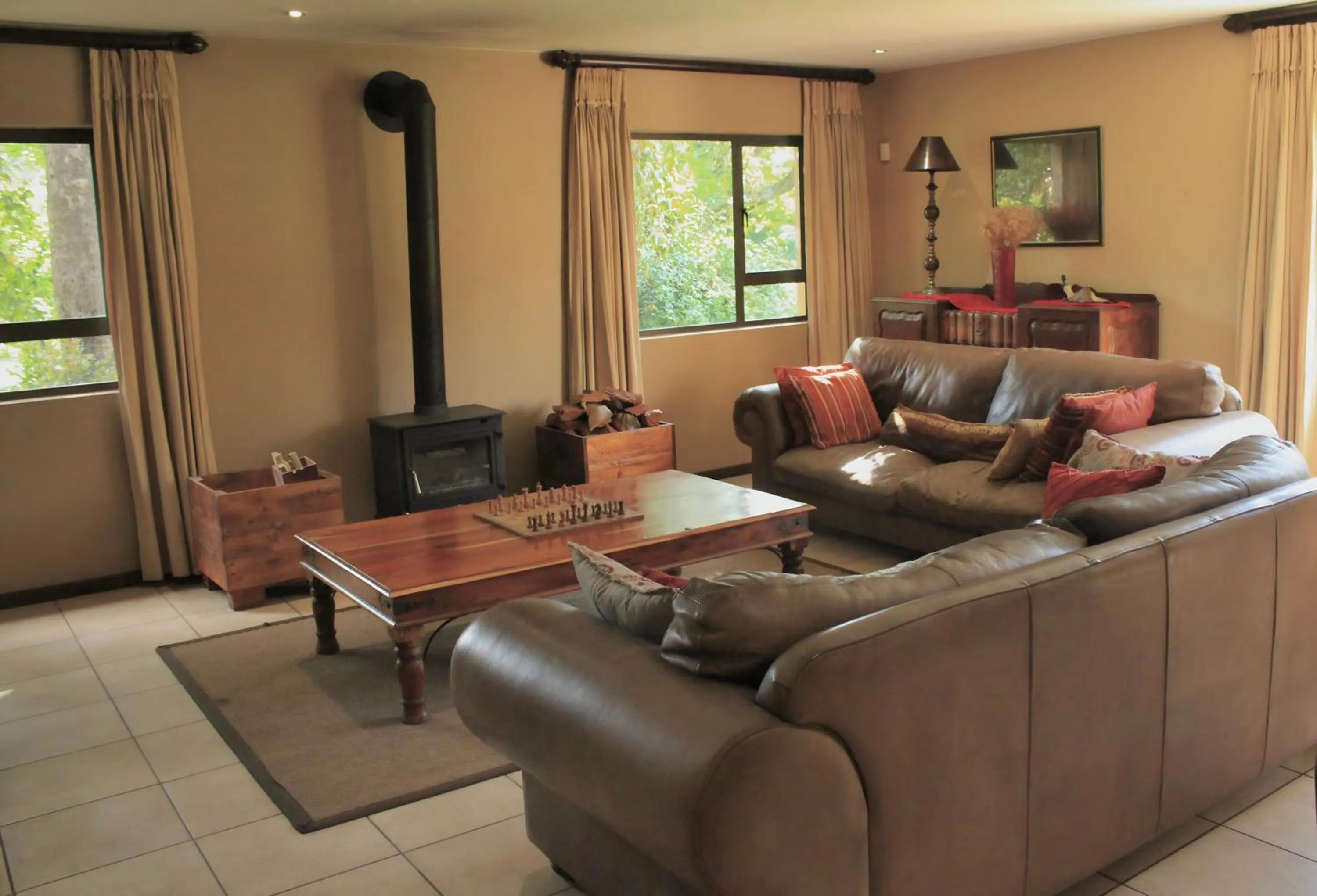 Communal lounge/ TV room in Blue Hills Lodge