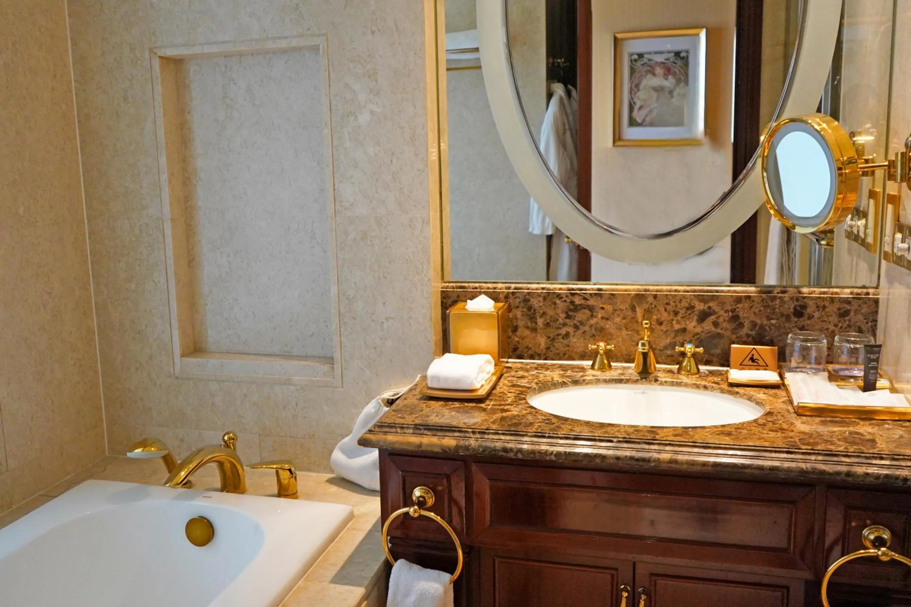 Bathroom in Sheraton Chongqing Hotel