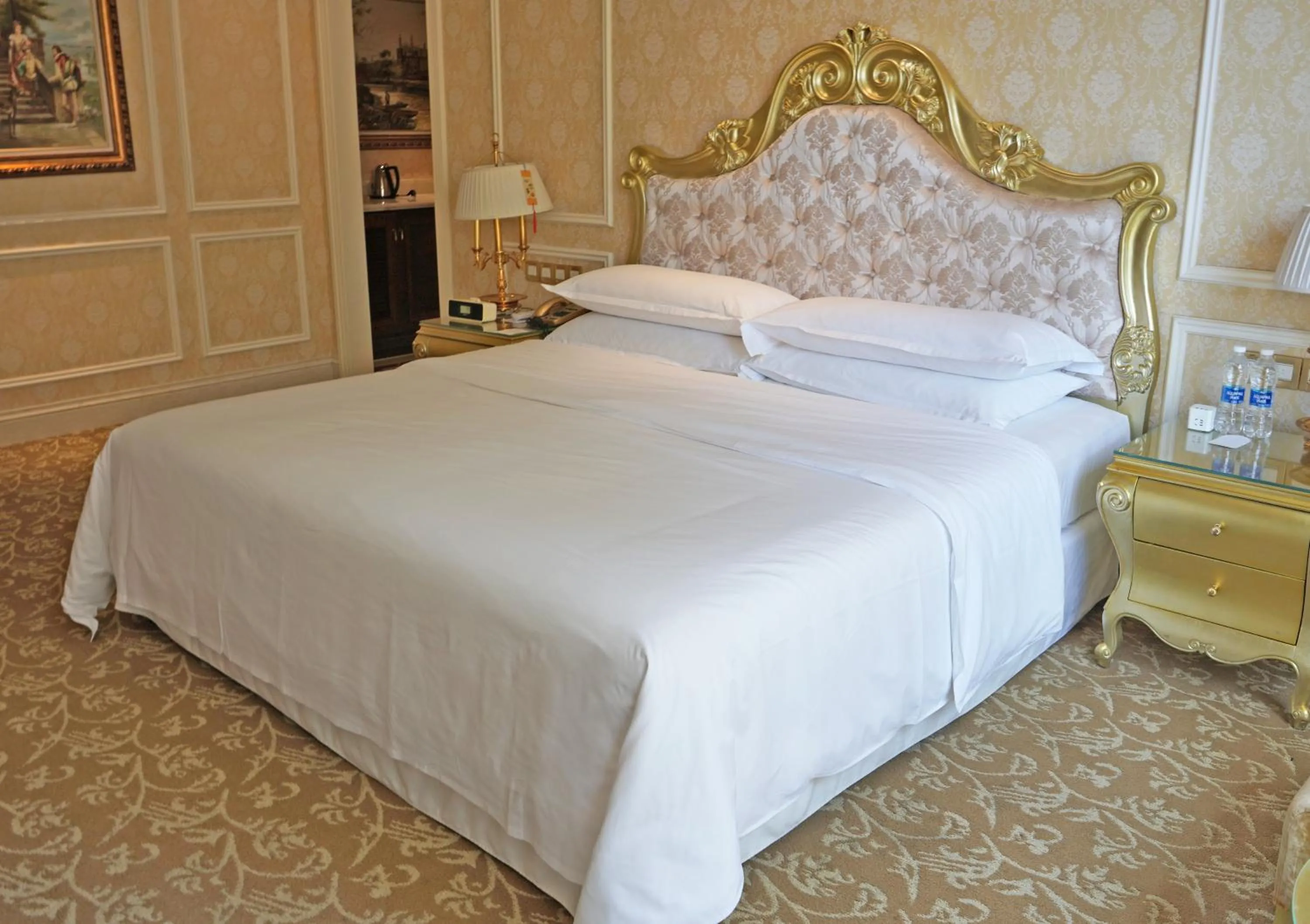 Bed in Sheraton Chongqing Hotel