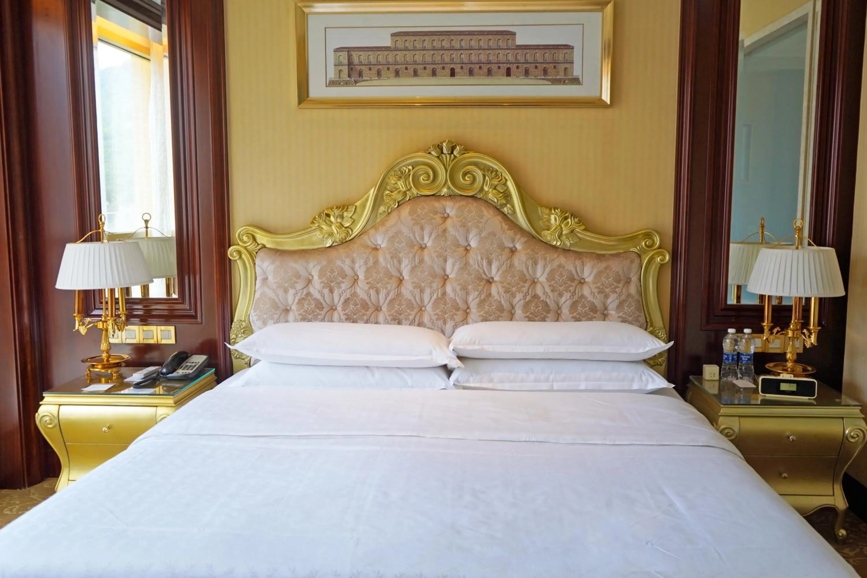 Bedroom, Bed in Sheraton Chongqing Hotel