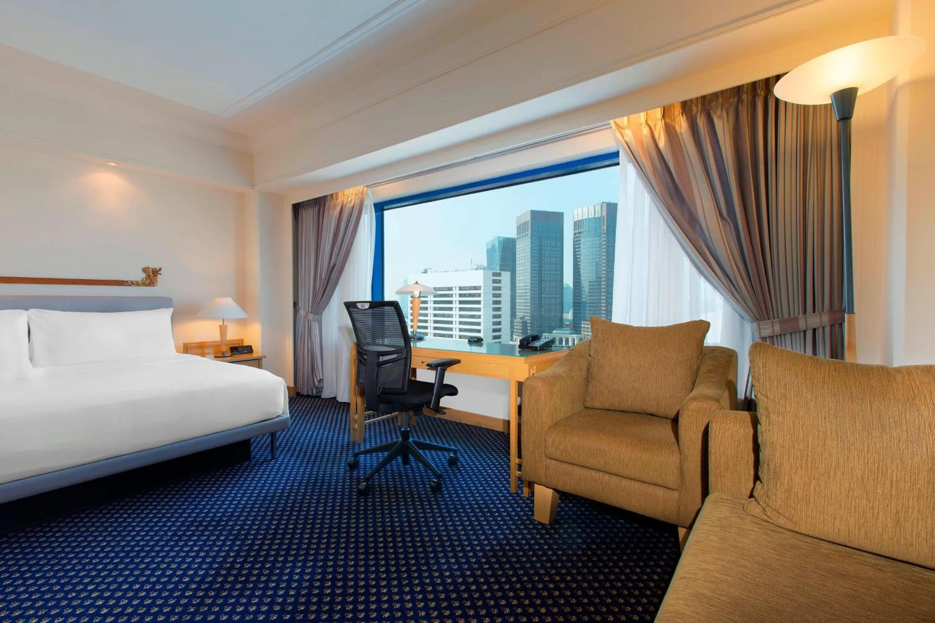 Photo of the whole room, Bed in Le Meridien Jakarta